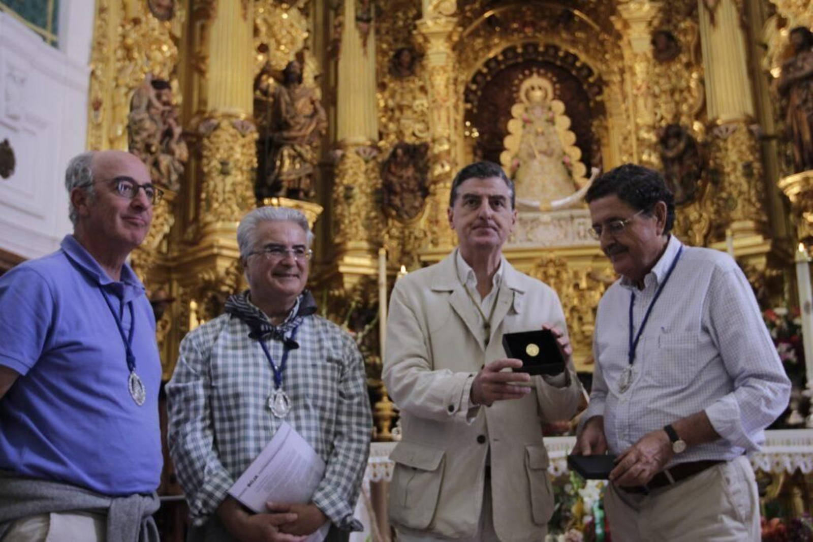 Obsequio de la institución universitaria a la Virgen del Rocío. Obsequio de la institución universitaria a la Virgen del Rocío.