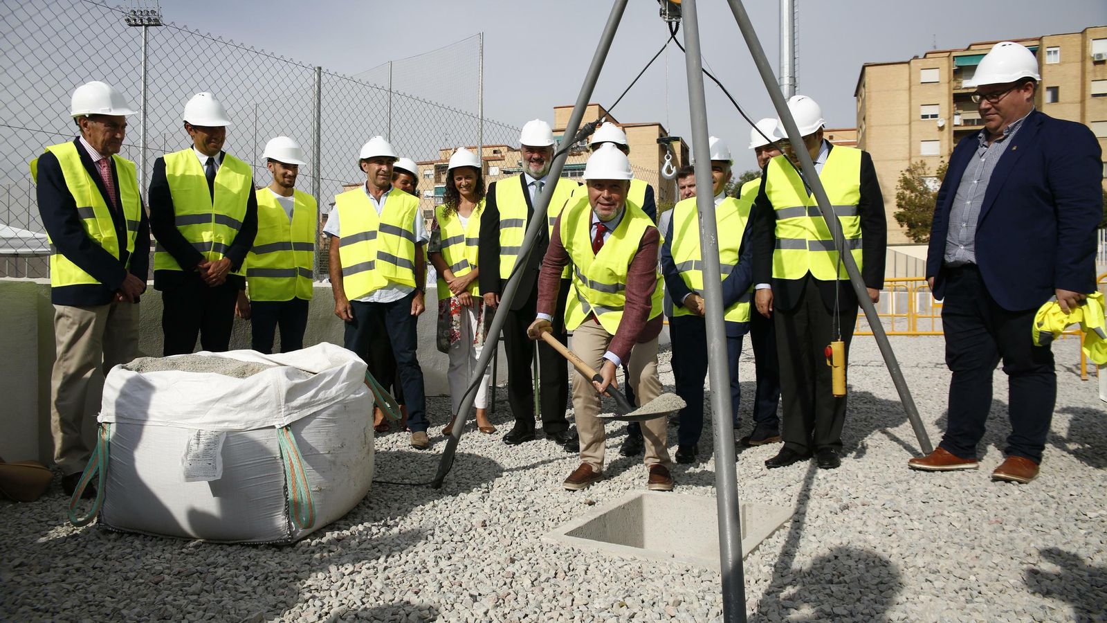 Javier Imbroda echa una palada de tierra sobre la urna de la primera piedra