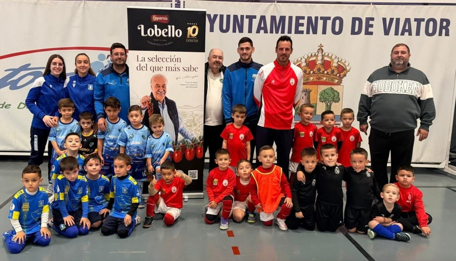 Los distintos equipos participantes posan juntos al término de la concentración llevada a cabo en Viator.