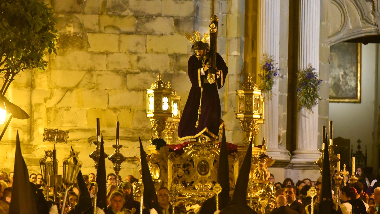 Fotos del Jueves Santo en Tarifa: Jesús Nazareno y María Santisima de la Paz