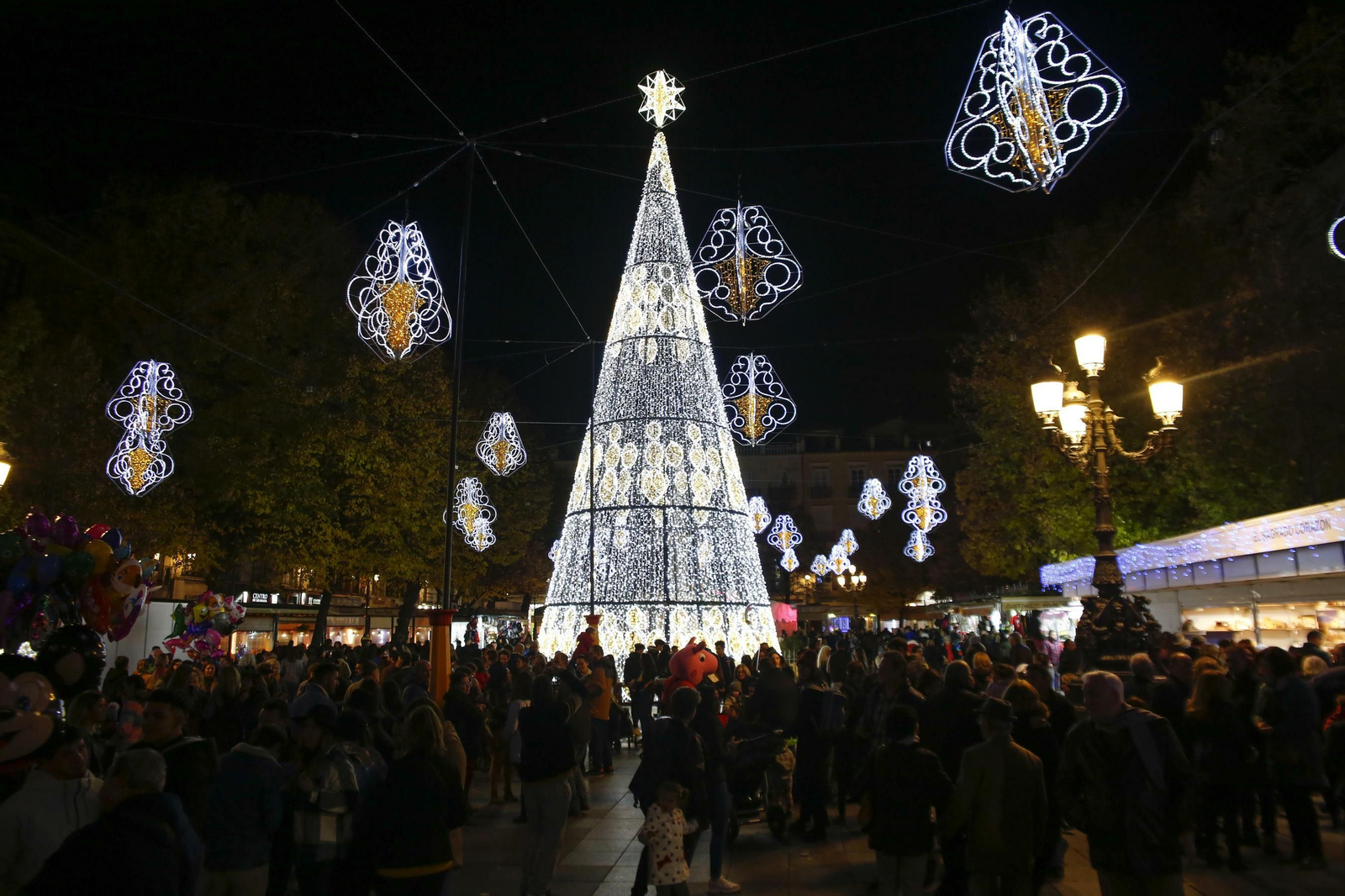Granada se llena de luces y color con el encendido de la Navidad 2019, en imágenes