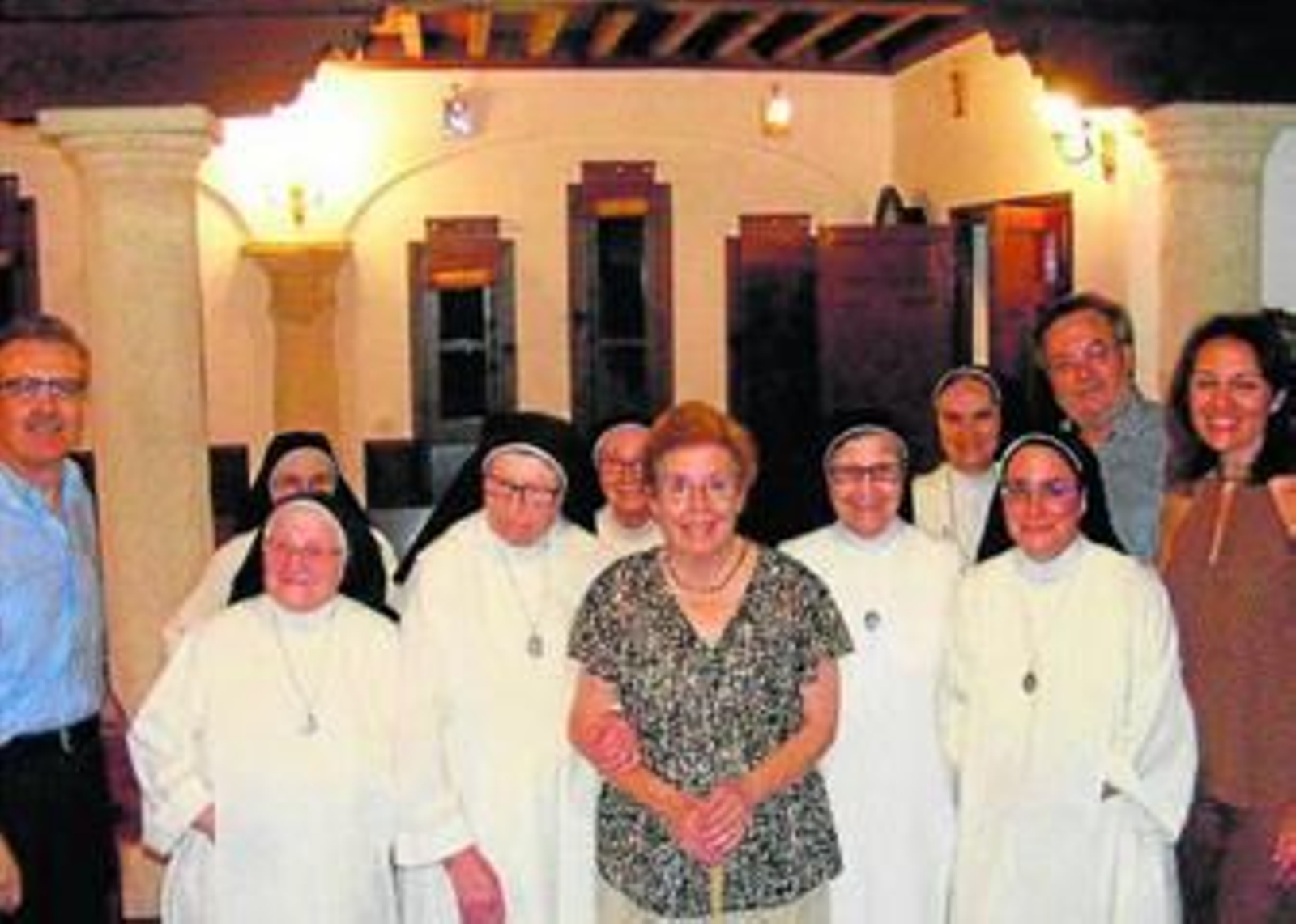 Las monjas de Las Puras junto a los conferenciantes y a Magdalena Cantero de la Asociación Casco Histórico.