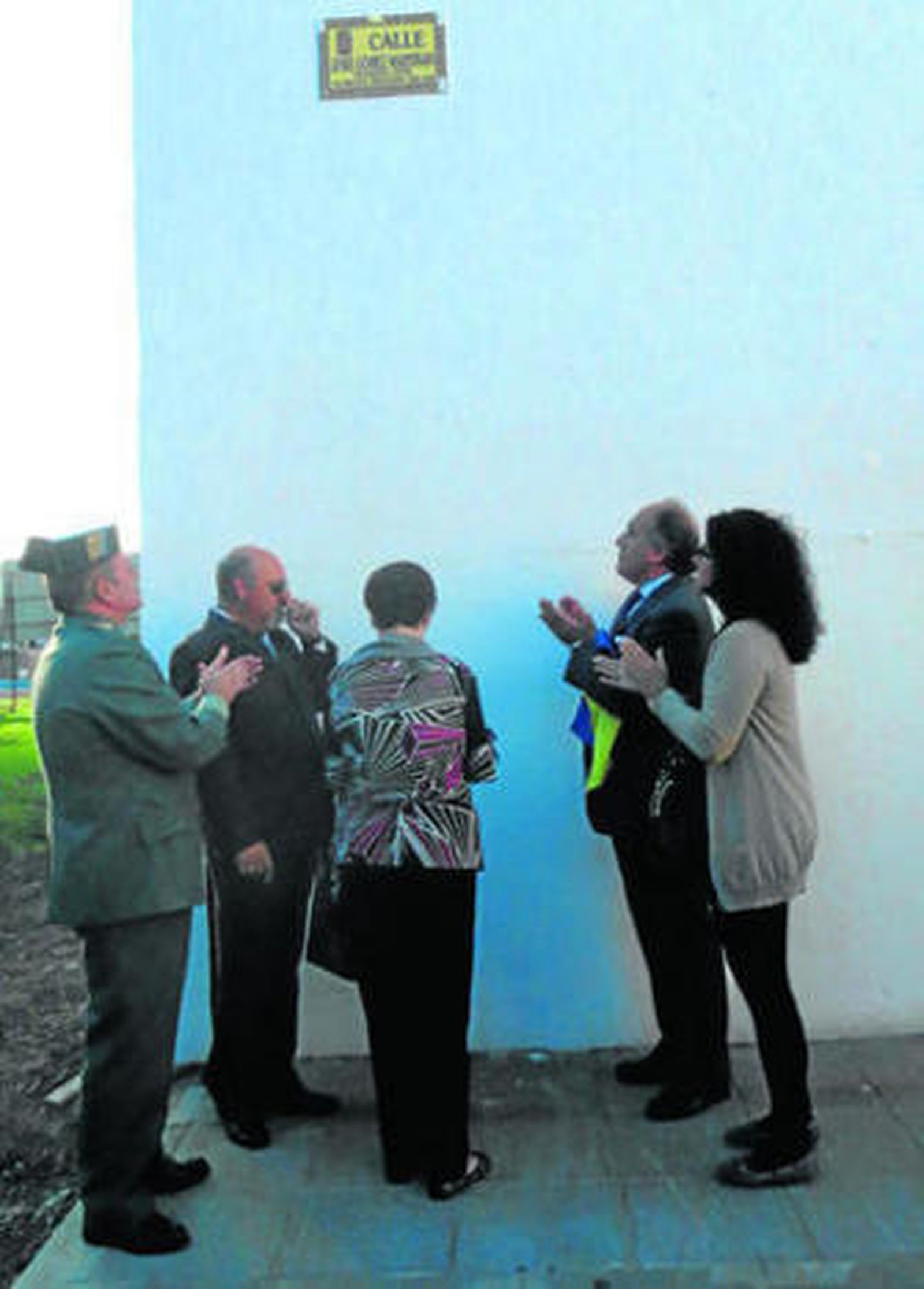 Alcalde, coronel de la Guardia Civil y familiares descubren la placa.