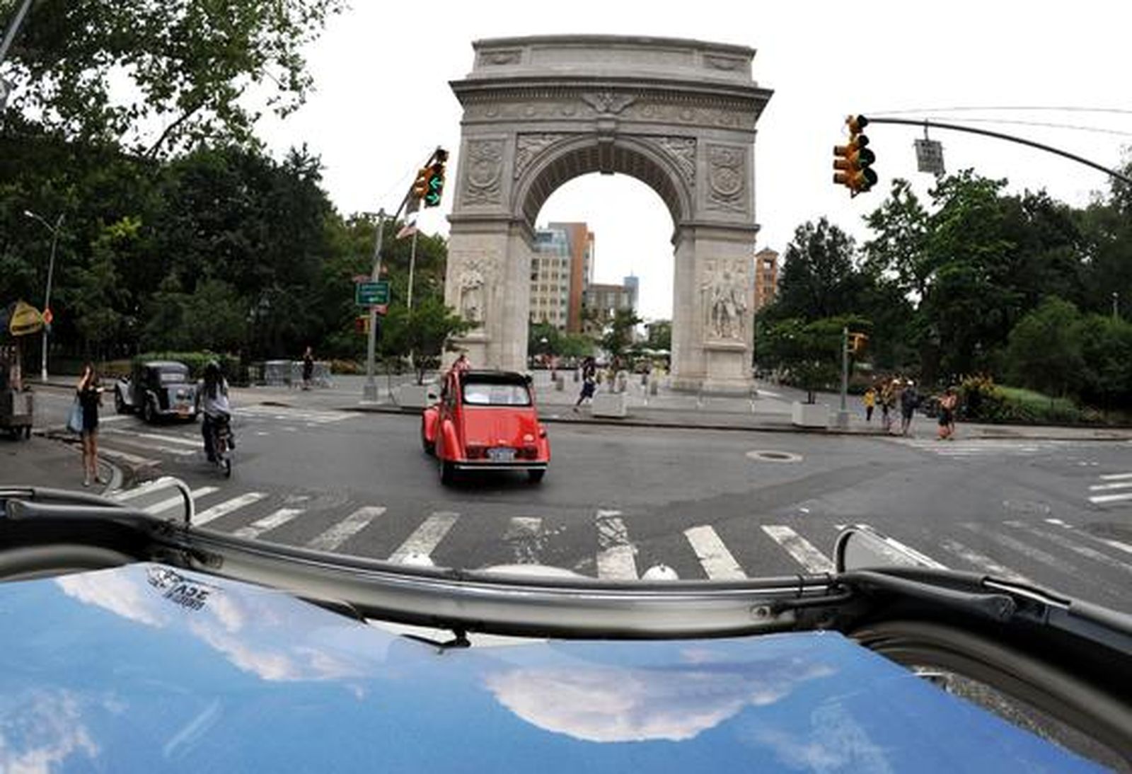 Los fanáticos del motor se pasean en los míticos Citroën 2CV que recorrieron las calles de Nueva York en un 'rally especial'.

Foto: AFP PHOTO