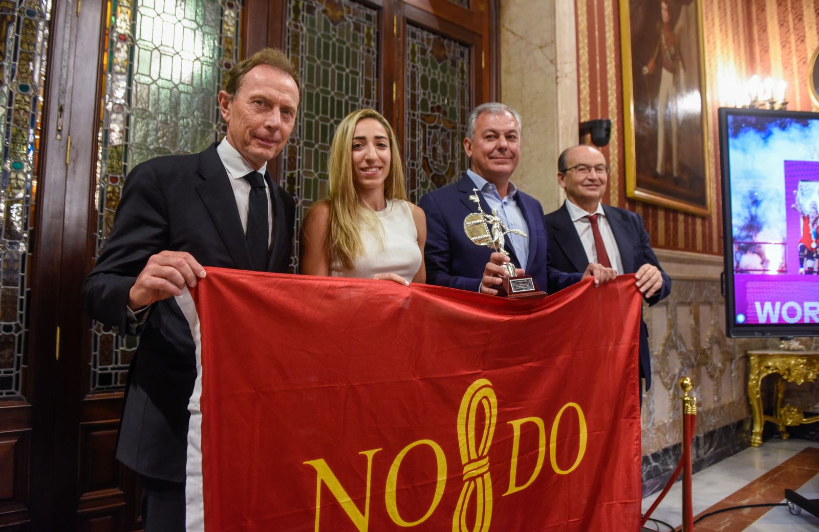 El alcalde recibe a Olga Carmona