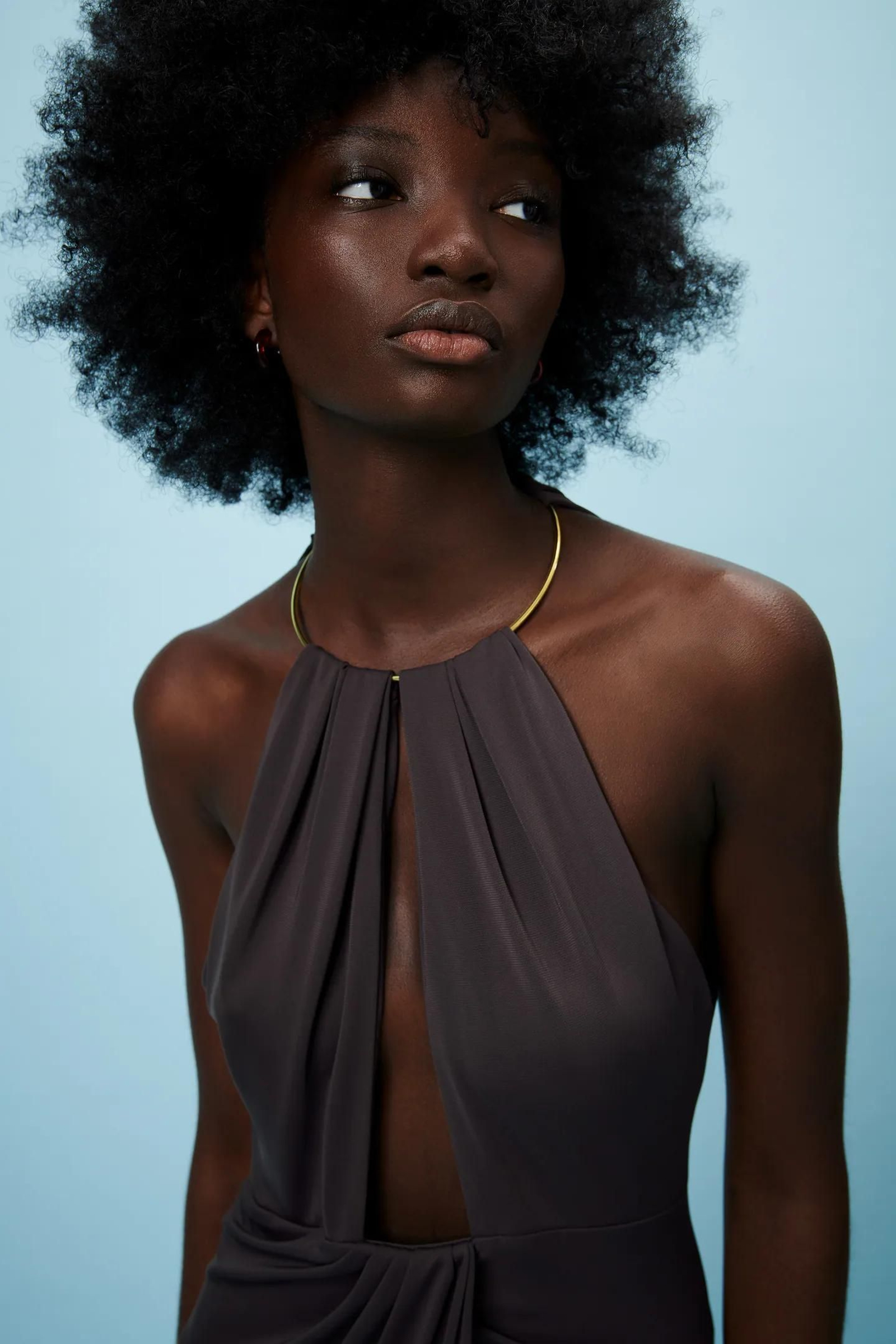 El vestido con cuello halter de edición limitada de Zara.