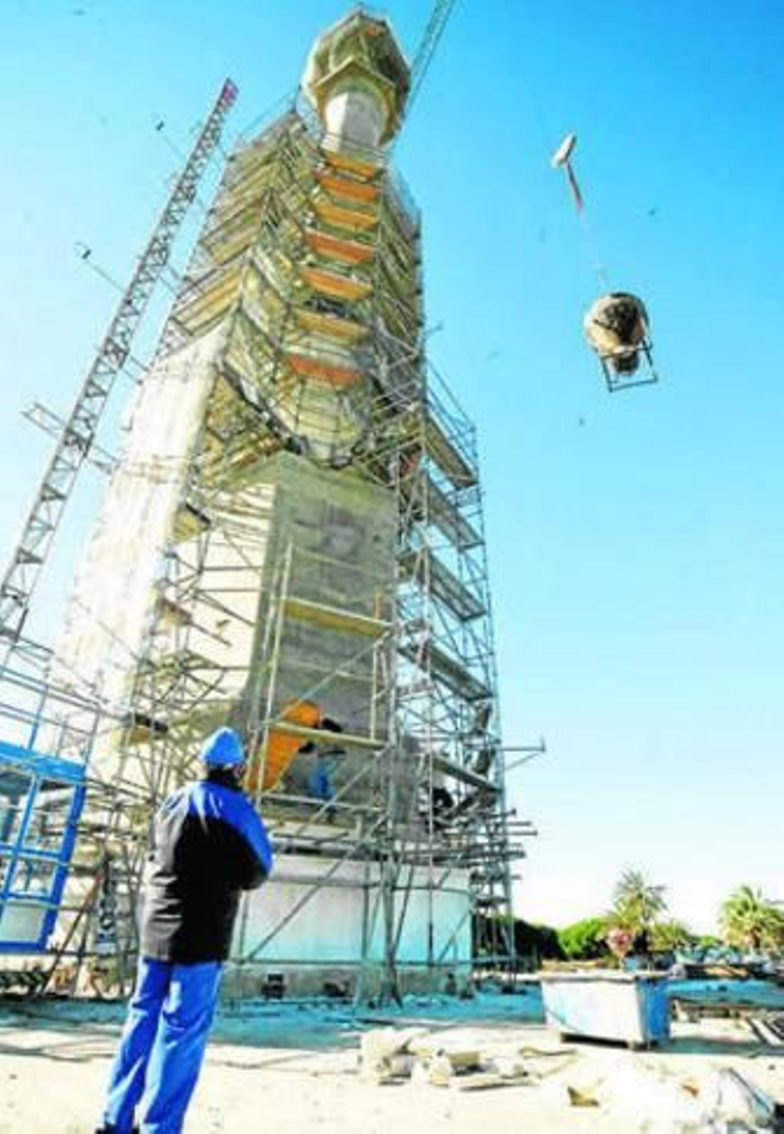 1. Obras realizadas en el monolito, con el andamiaje especial para no dañarlo. 2. Los especialistas, trabajando en una de las piezas del relieve de la columna. 3. Vista aérea del conjunto escultórico. 4. La cruz y el orbe que rematan la Columna del  IV Centenario de La Rábida.