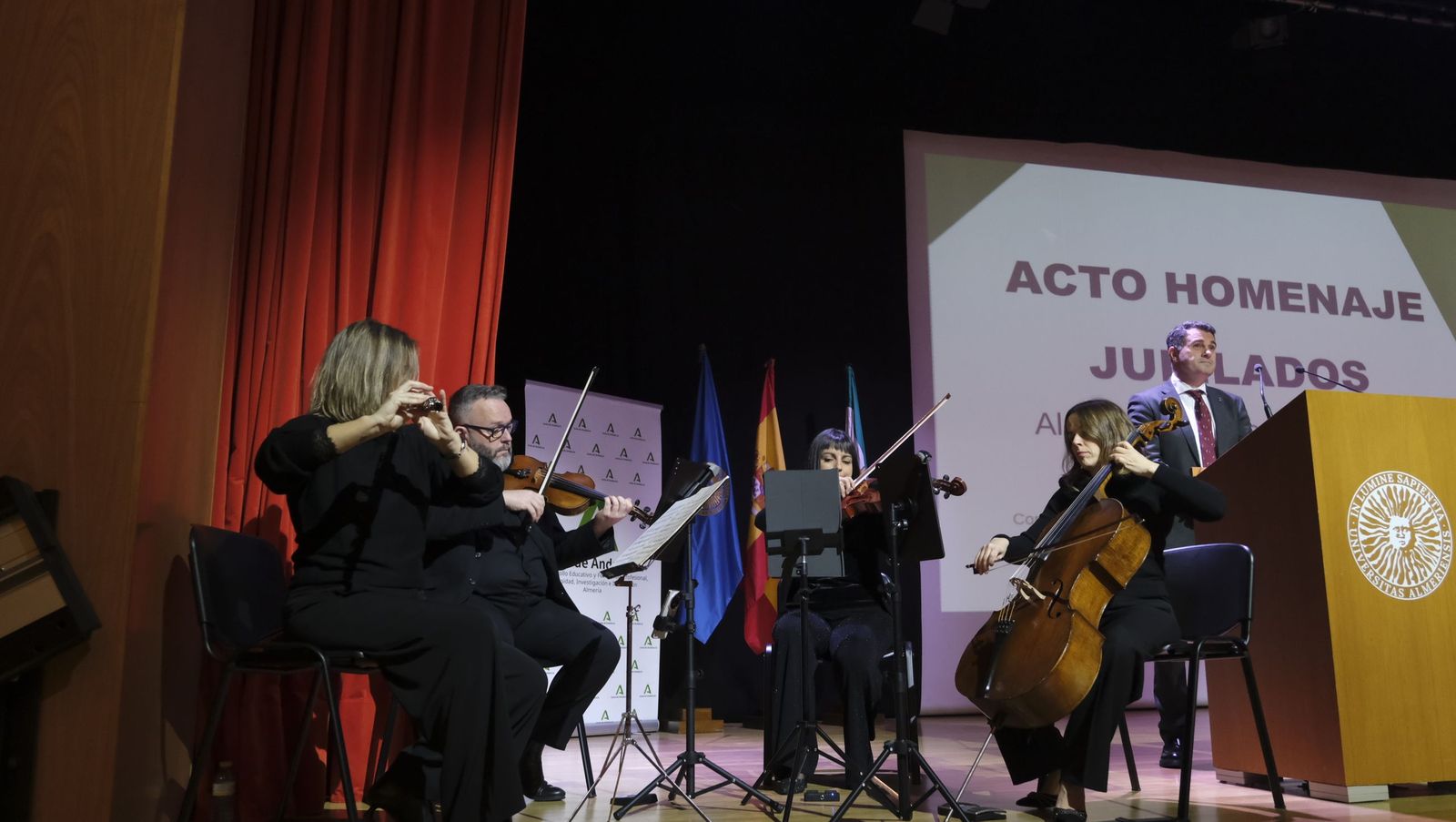 Los maestros docentes jubilados reciben su homenaje en la paraninfo de la UAL