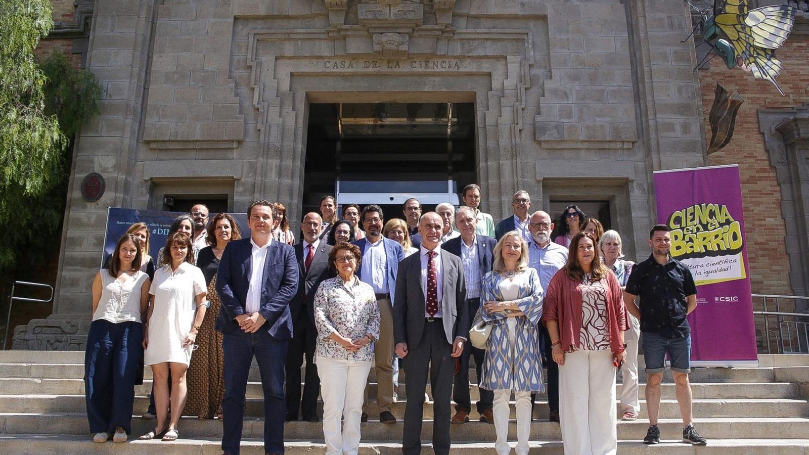 Al acto de presentación han asistido, entre otros, el alcalde de Sevilla, Antonio Muñoz; la vicepresidenta adjunta de Cultura Científica del CSIC, Pura Fernández; y la delegada institucional del CSIC en Andalucía y Extremadura y directora del Museo Casa de la Ciencia, Margarita Paneque.