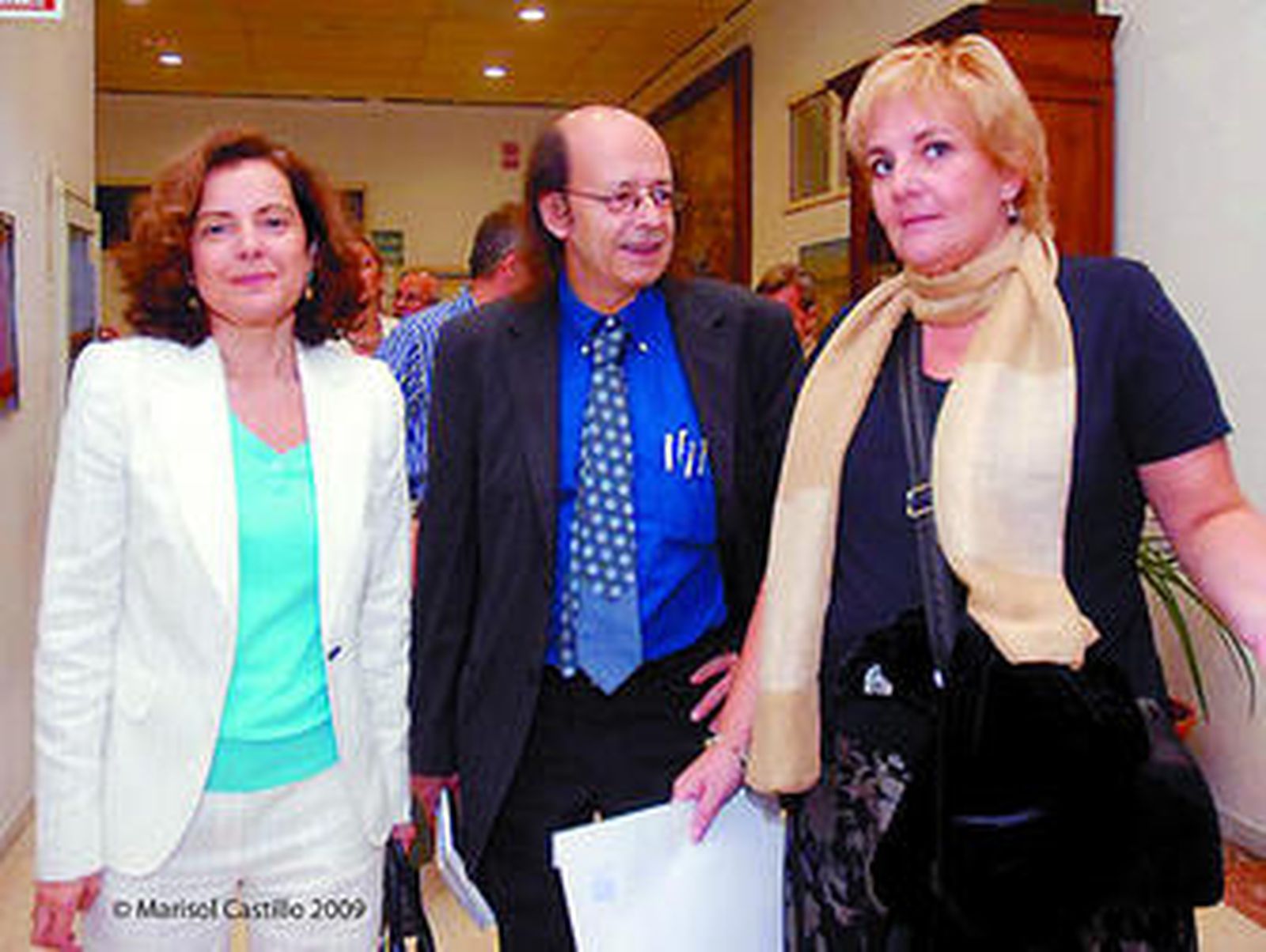 Magis Iglesias junto a Miguel Naveros y Covadonga Porrúa, de la Asociación de la Prensa de Almería.