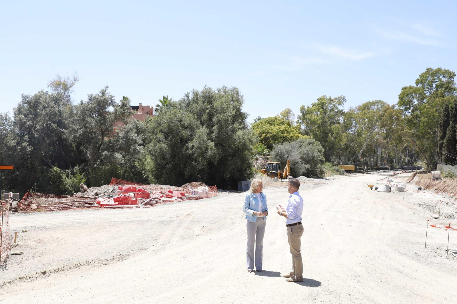 La alcaldesa Ángeles Muñoz visitando los trabajos junto al concejal del ramo, Diego López.