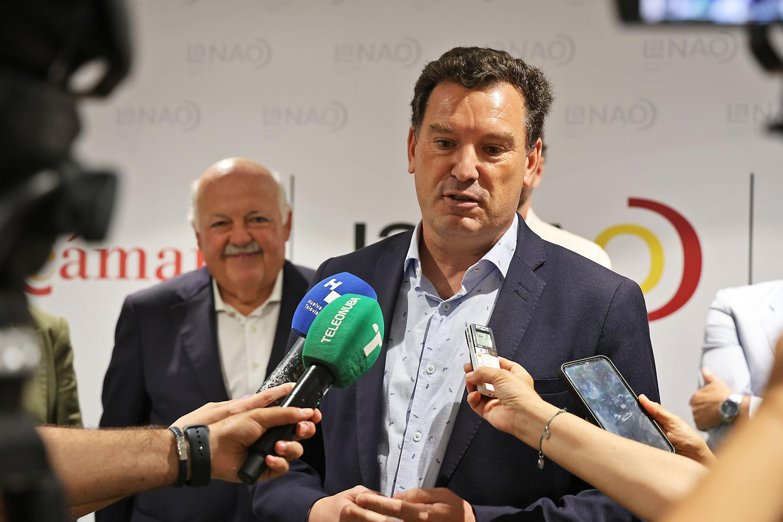 Imágenes de los encuentros del Club Cámara con Jesús Aguirre, presidente del Parlamento andaluz como protagonista