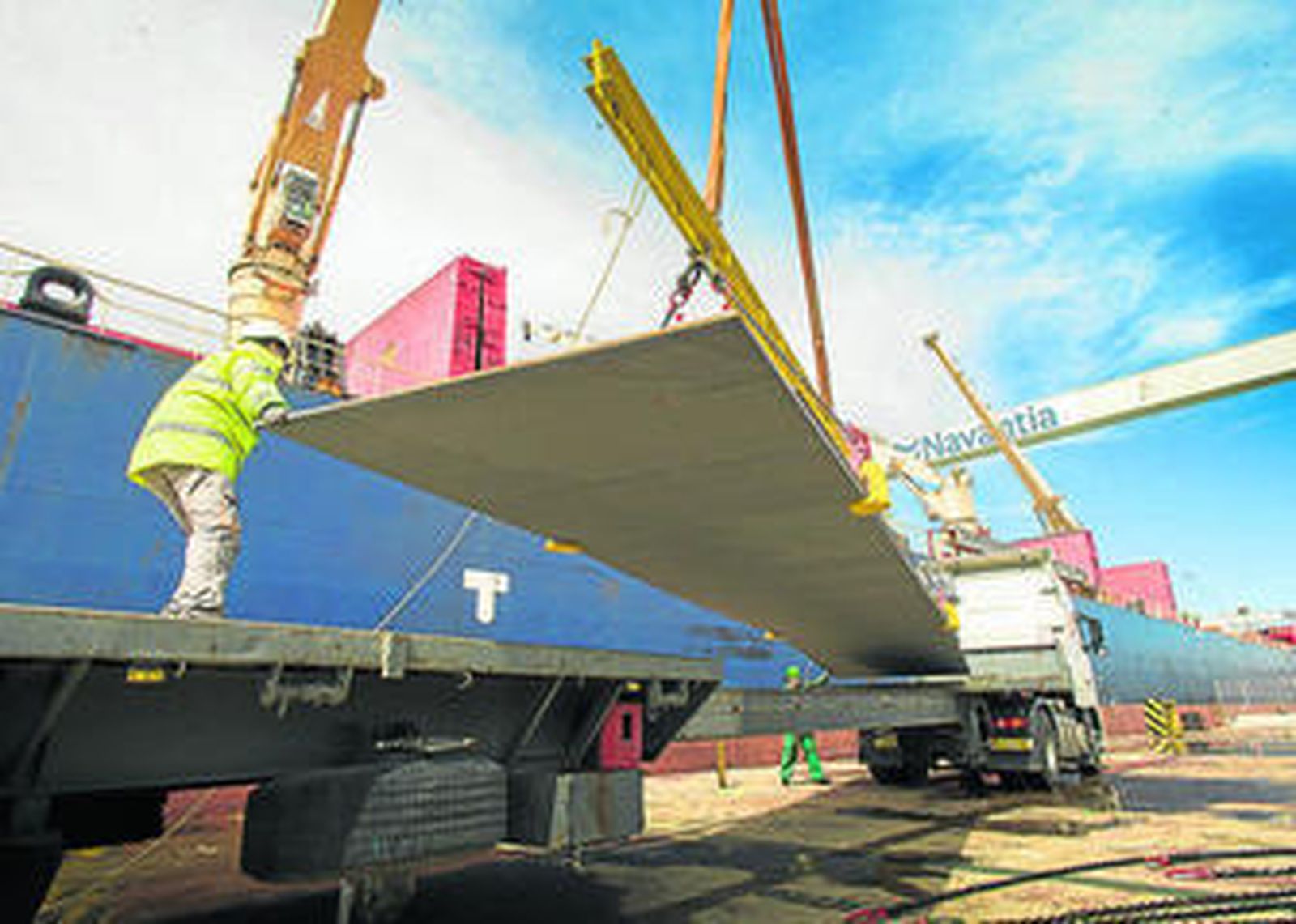 Imagen de la llegada de las primeras planchas de acero para los petroleros en Puerto Real.