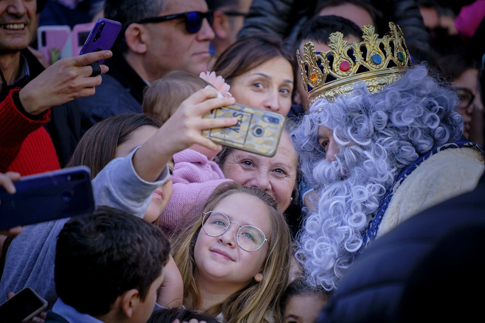 Los Reyes Magos saludan desde el balcón del Ayuntamiento