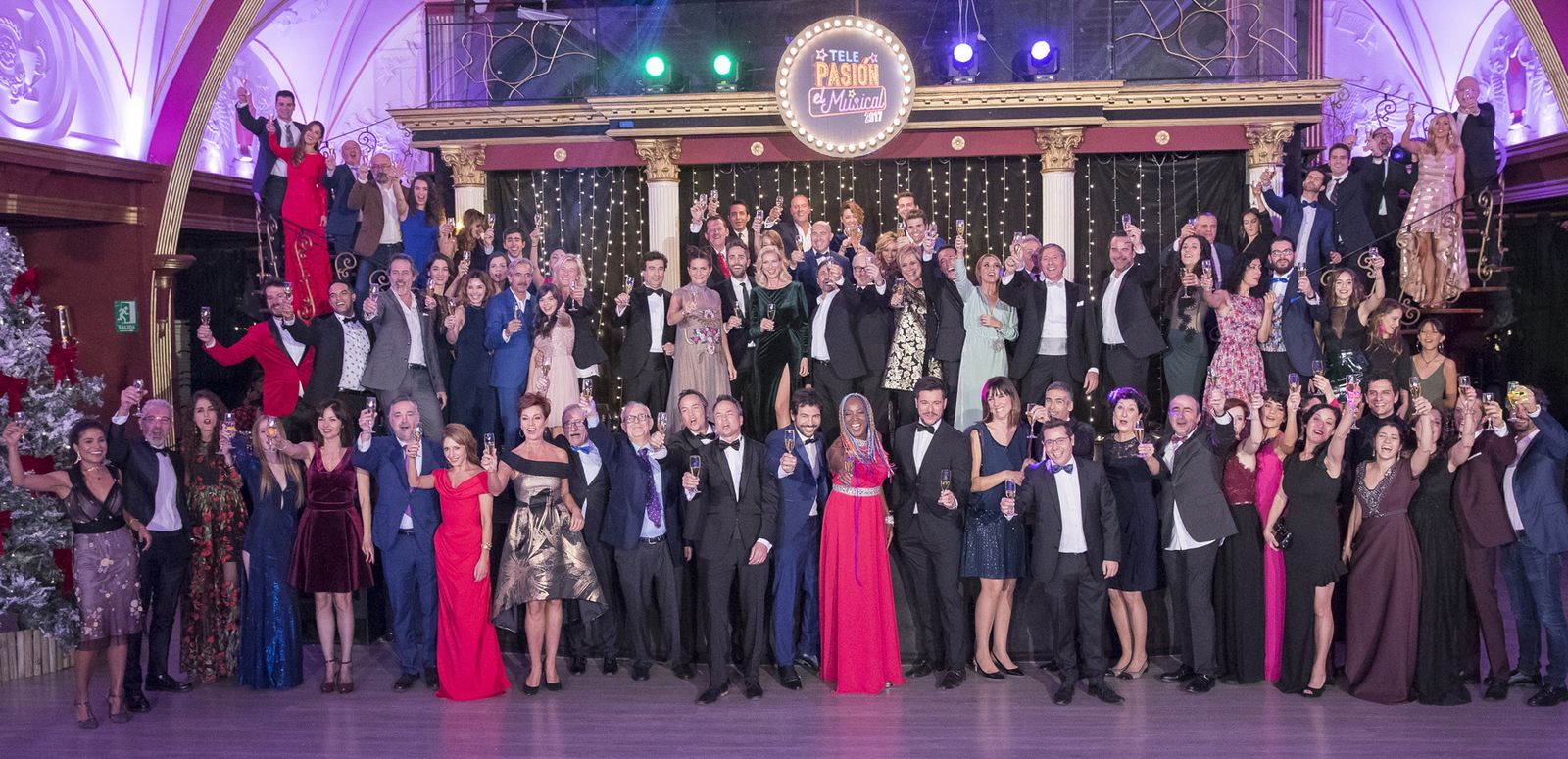 Posado y brindis de todos los participantes del Telepasión 2017 que emitirá La 1 en Nochebuena.
