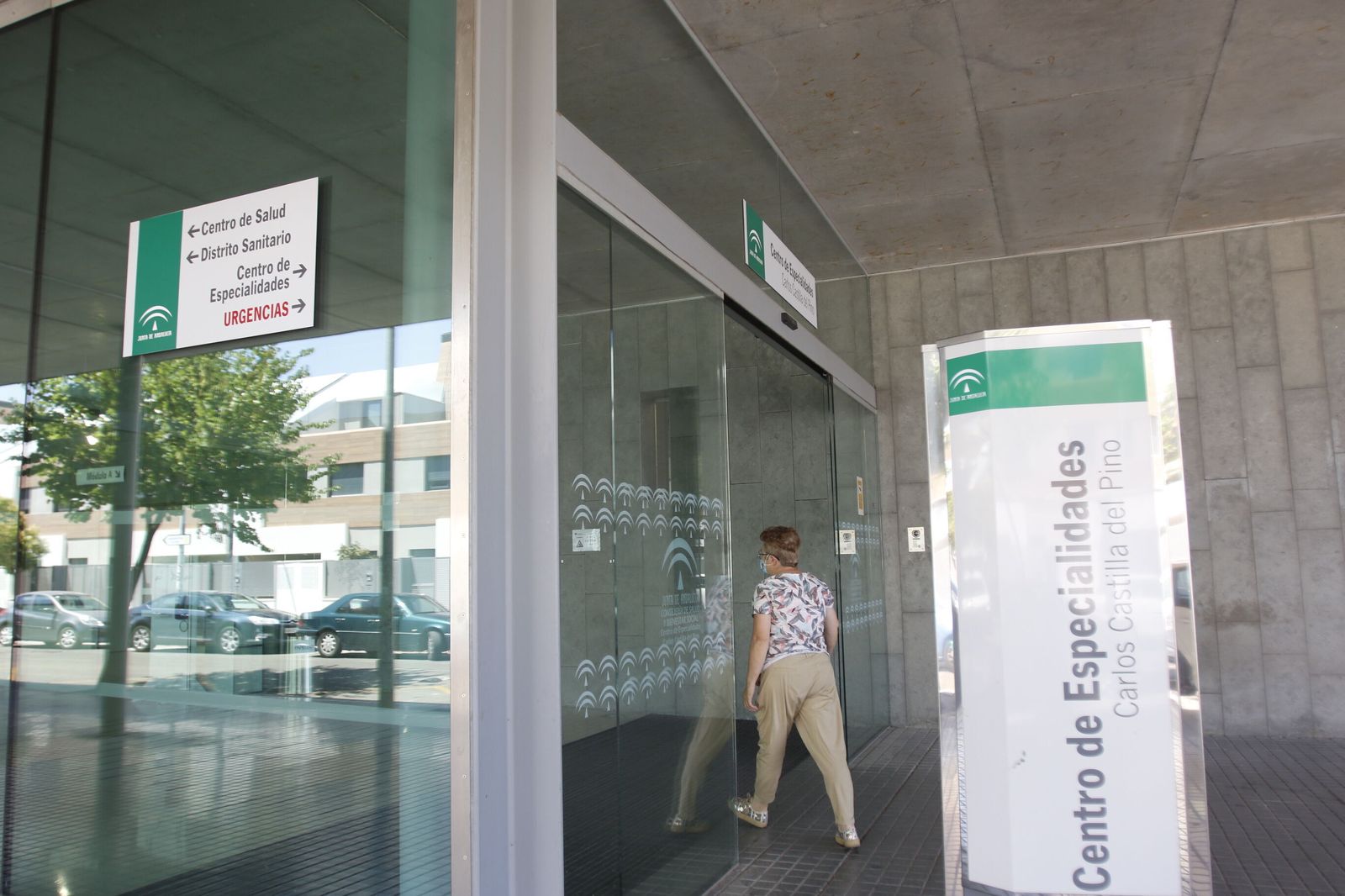 Entrada al centro de salud Carlos Castilla del Pino.