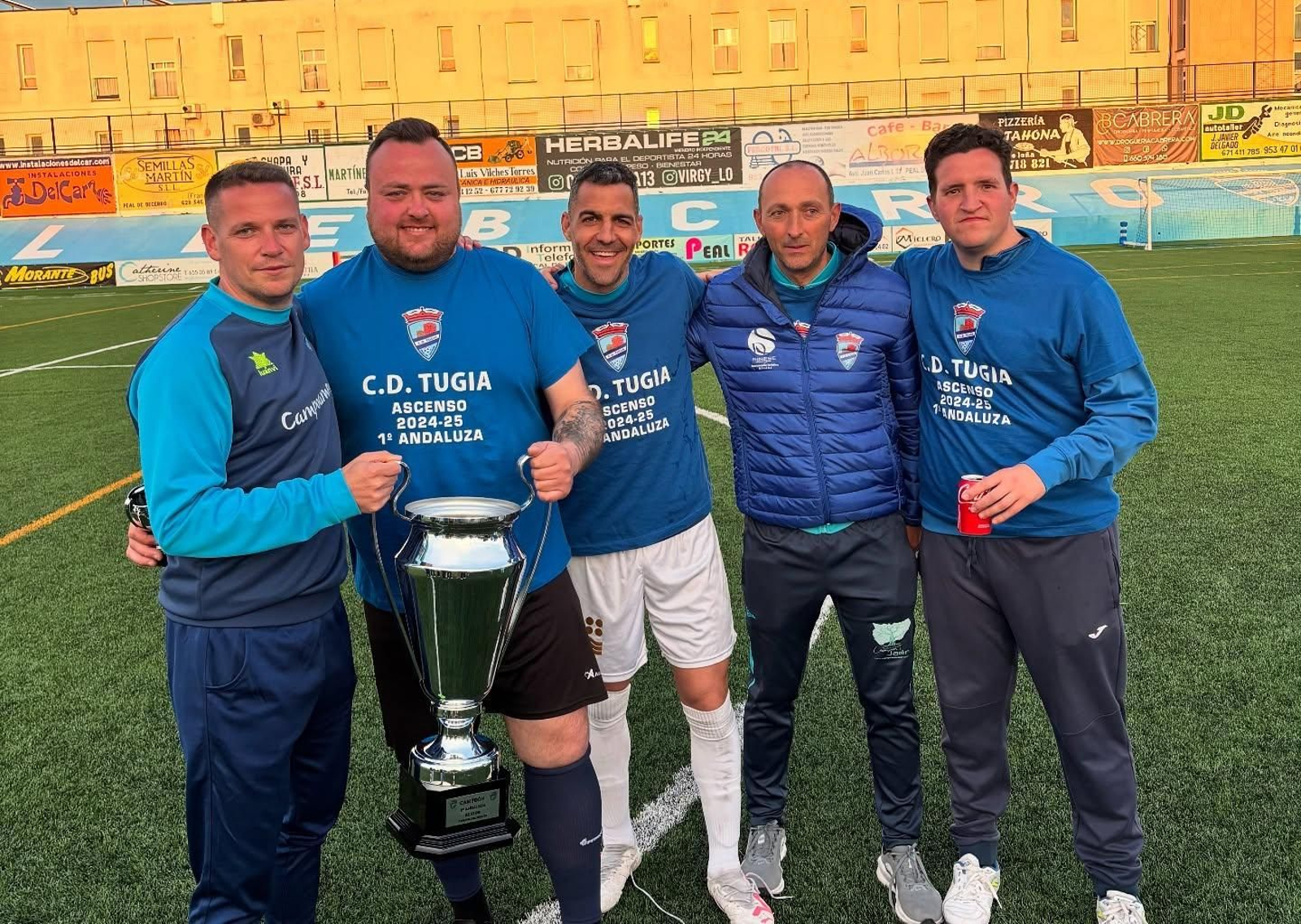 Salva Sánchez, en la celebración junto a jugadores y al presidente.