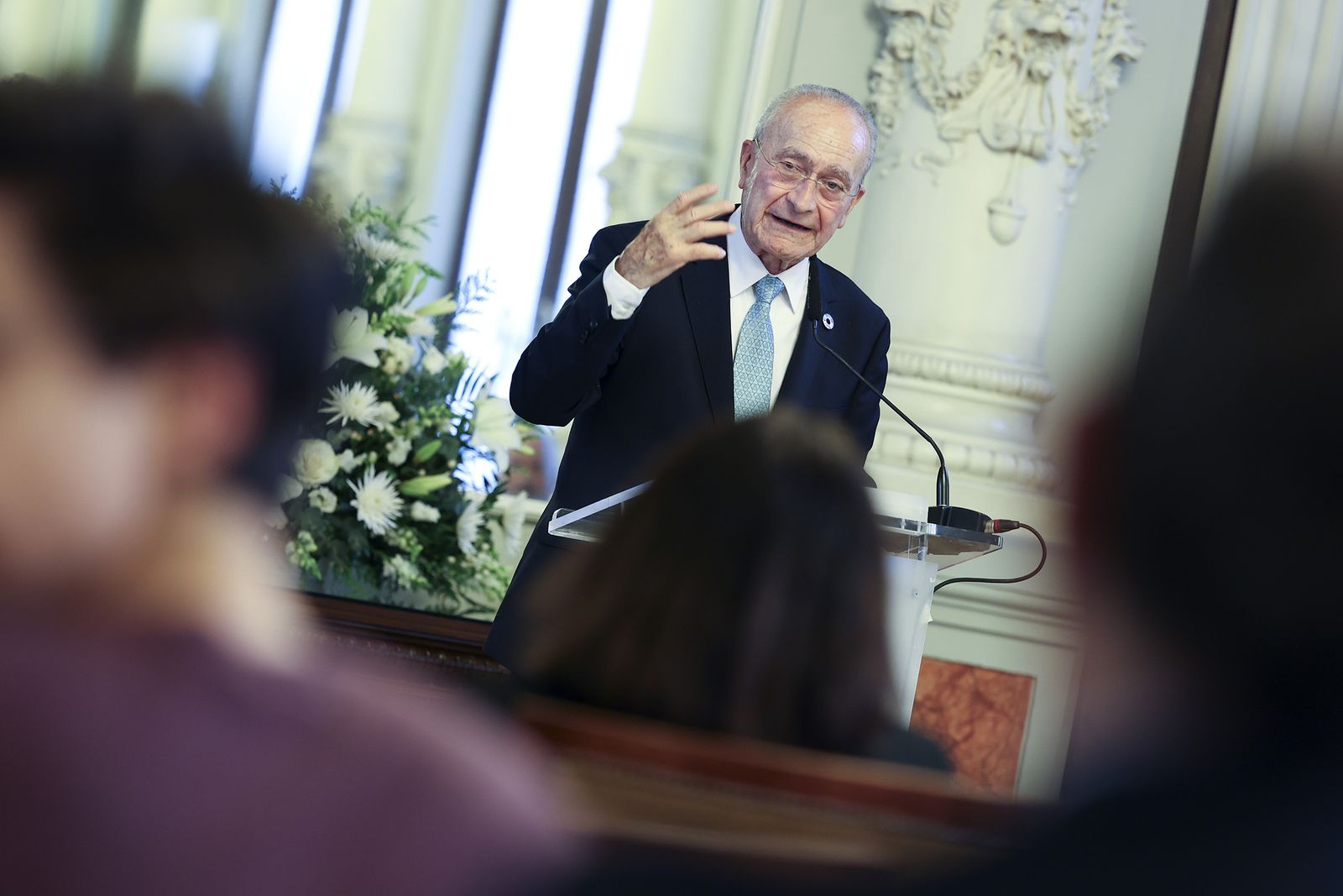 El Ayuntamiento de Málaga incorpora el retrato de Alarcón Luján a la galería de alcaldes, en imágenes