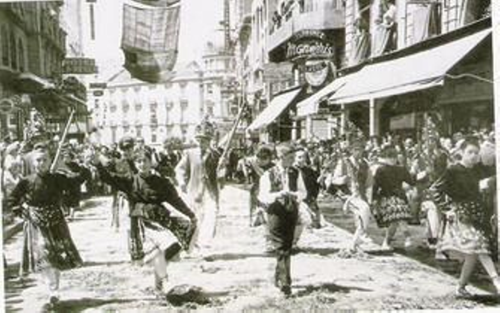 Danzantes en el Corpus por la céntrica calle Reyes Católicos.