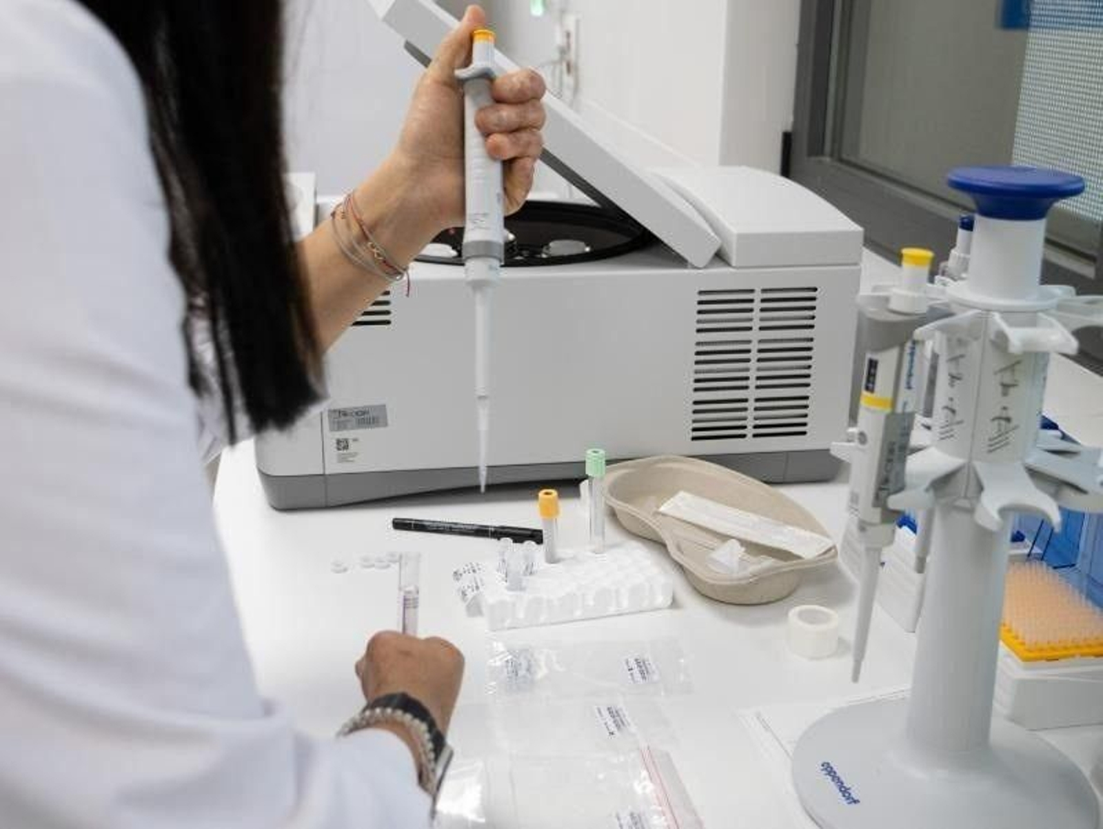 Una investigadora trabaja en un laboratorio.