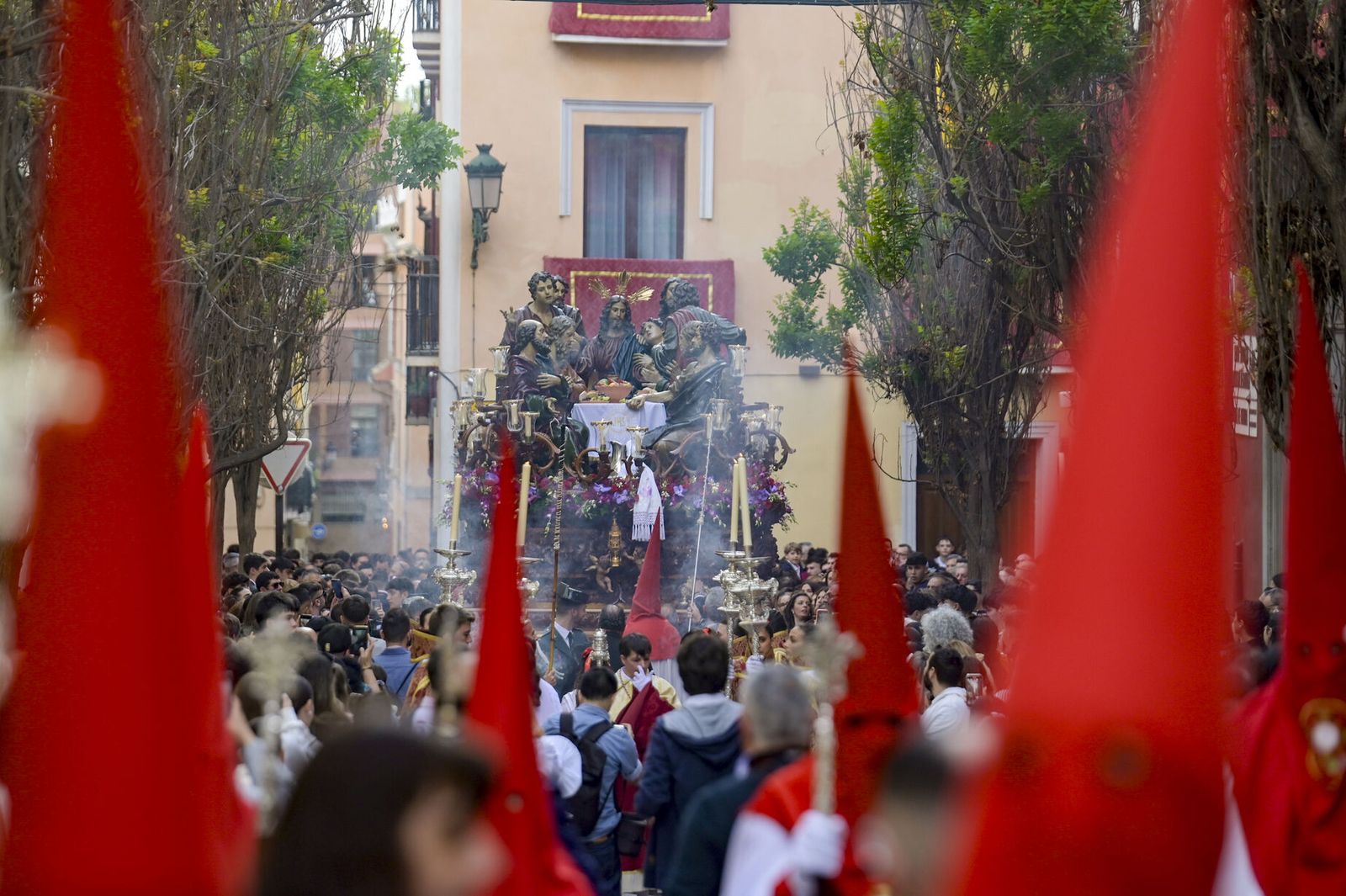 Así vivió Granada la salida de la Hermandad de la Santa Cena Sacramental 2025