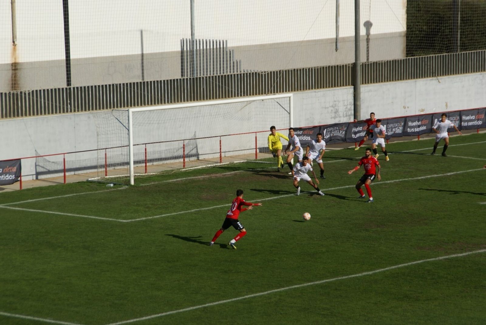 El Cartaya se llevó un jarro de agua fría cuando mereció la victoria.
