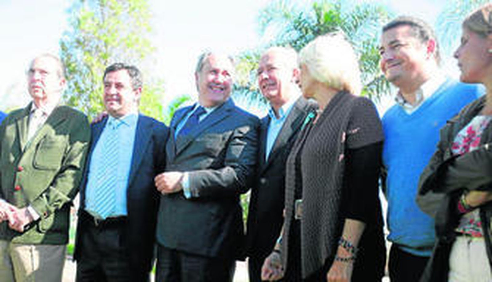 Javier Arenas, ayer en la Cámara de Comercio, acompañado por Loaiza, Landaluce, Martínez, Sanz y García Pelayo.