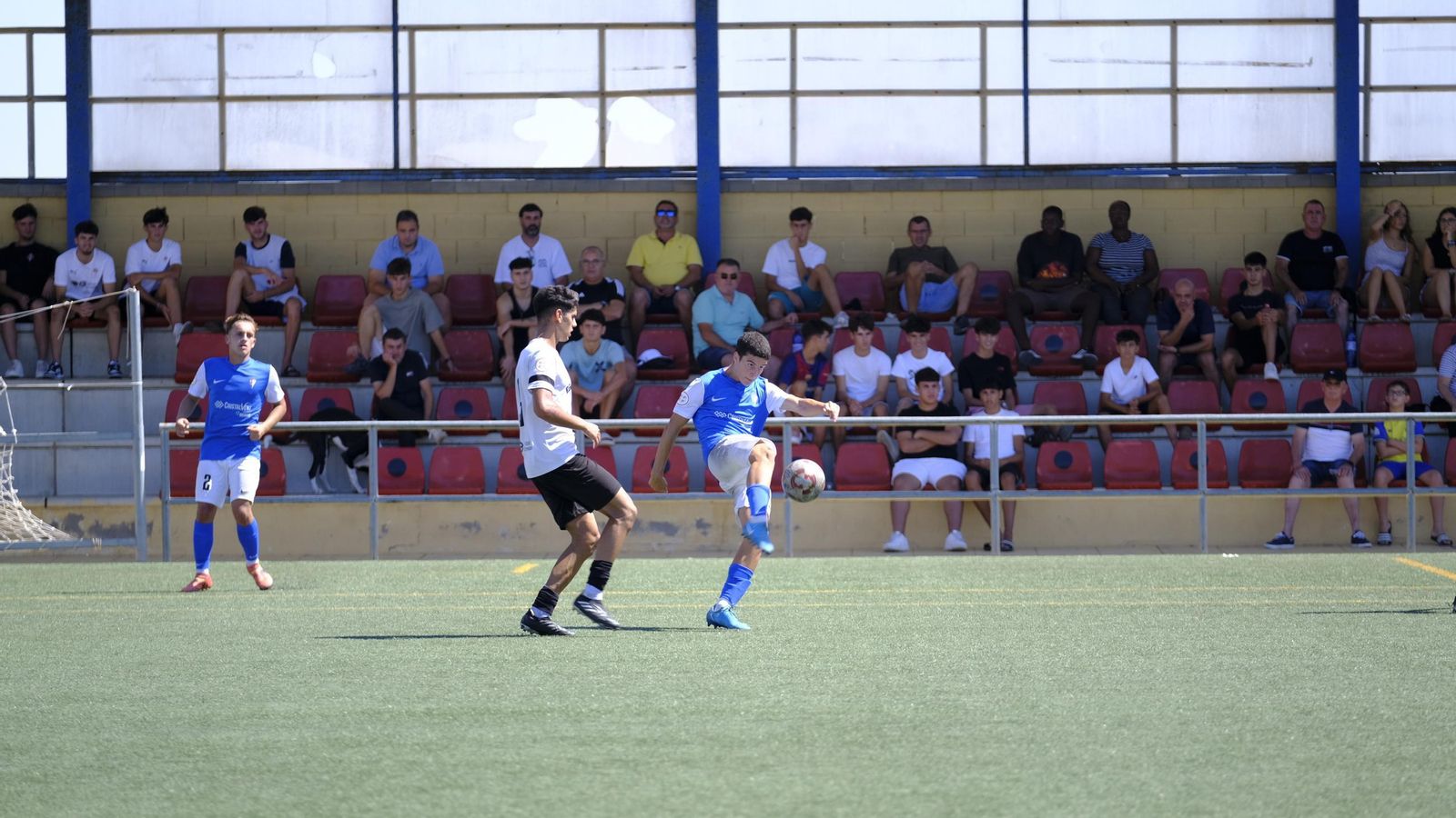 Un jugador del San Fernando despeja un balón durante la visita de los gaditanos a La Cañada.