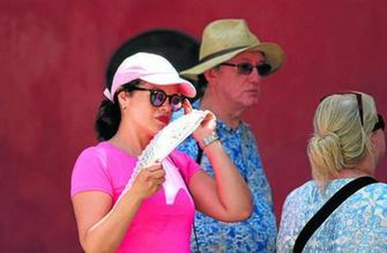 Una turista se abanica durante su estancia en la ciudad este verano.