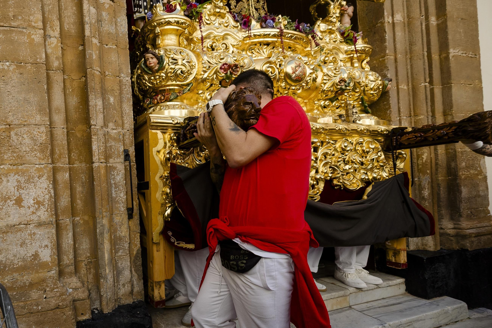 Imágenes de la salida de Sentencia en la Semana Santa de Cádiz 2025