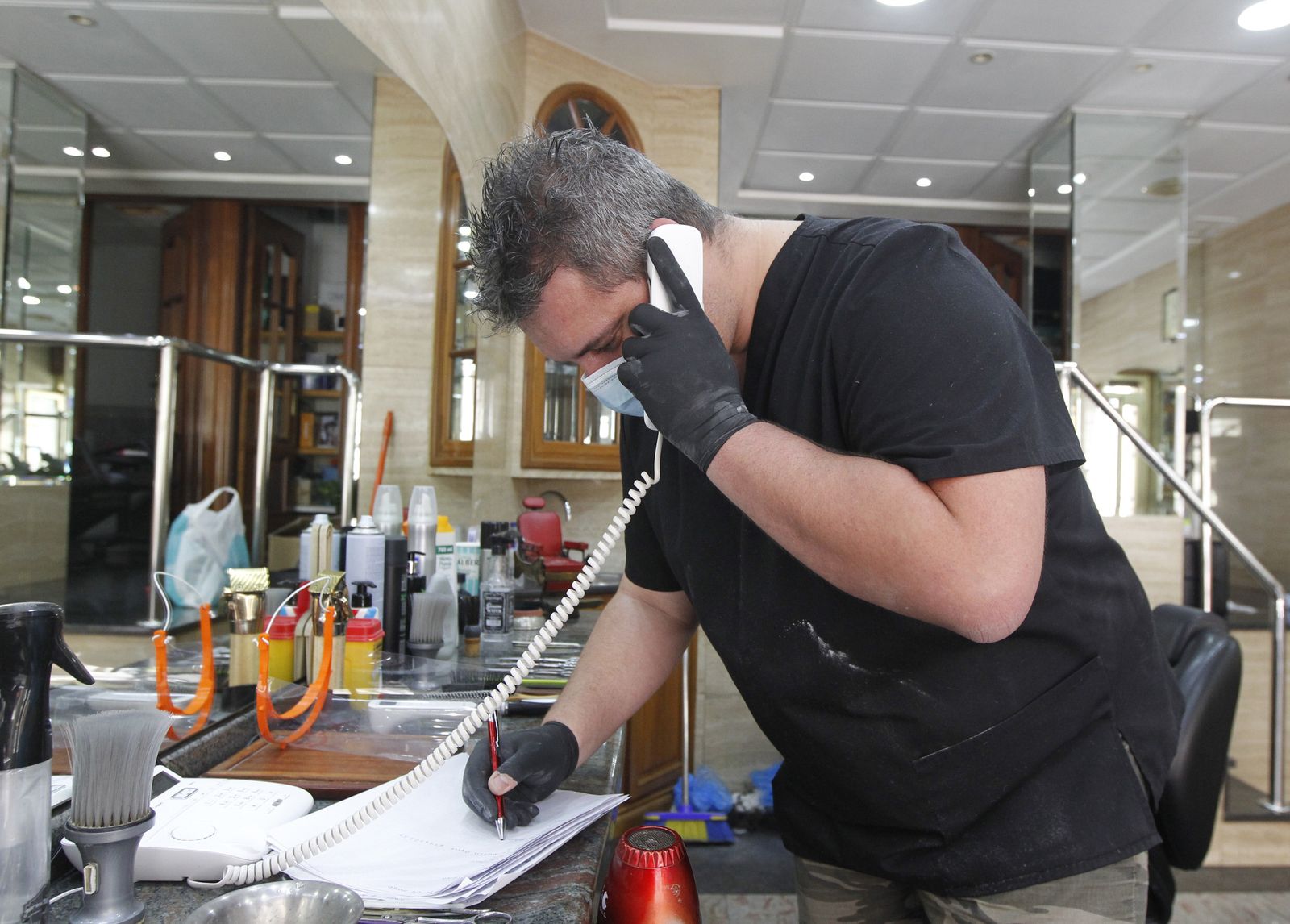 Fotografías primer día de peluquerías en coronavirus-COVID-19. Almería