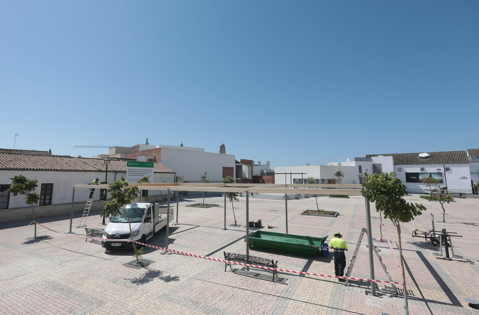 Obras de instalación de la nueva pérgola en la plaza Belén de Jerez