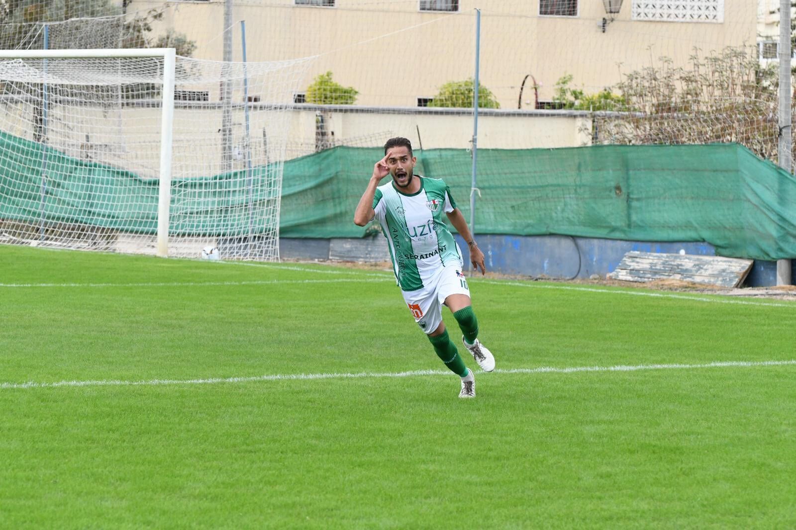 Luismi Gutiérrez celebra un gol del Antequera.