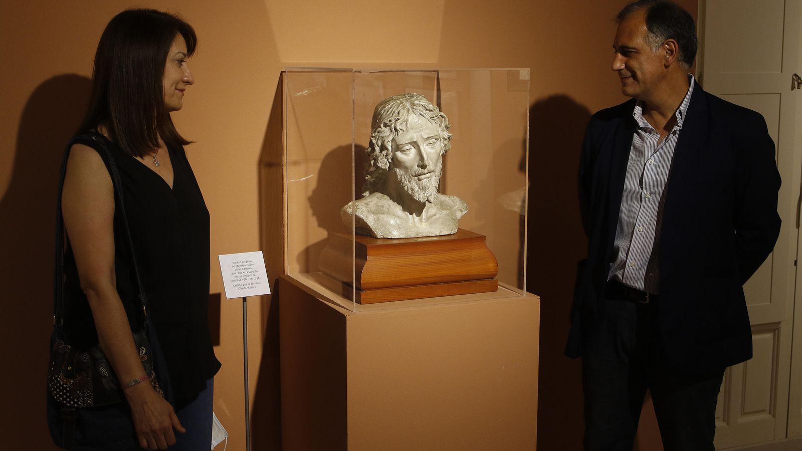 Los propietarios del boceto del Cautivo, la familia Úbeda-Lerate, junto a la pieza.