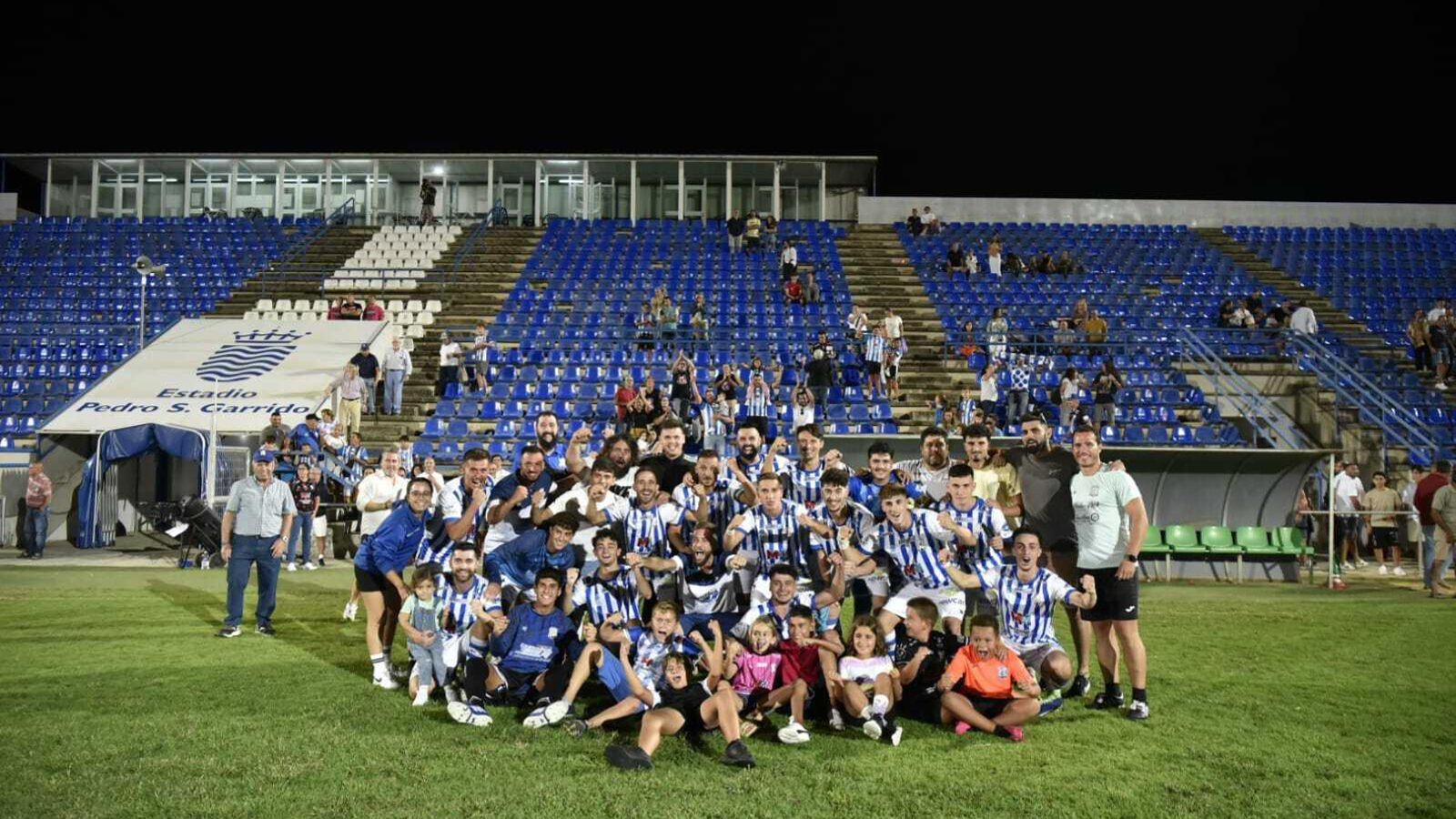 Los jugadores del Jerez Industrial celebran la clasificación.