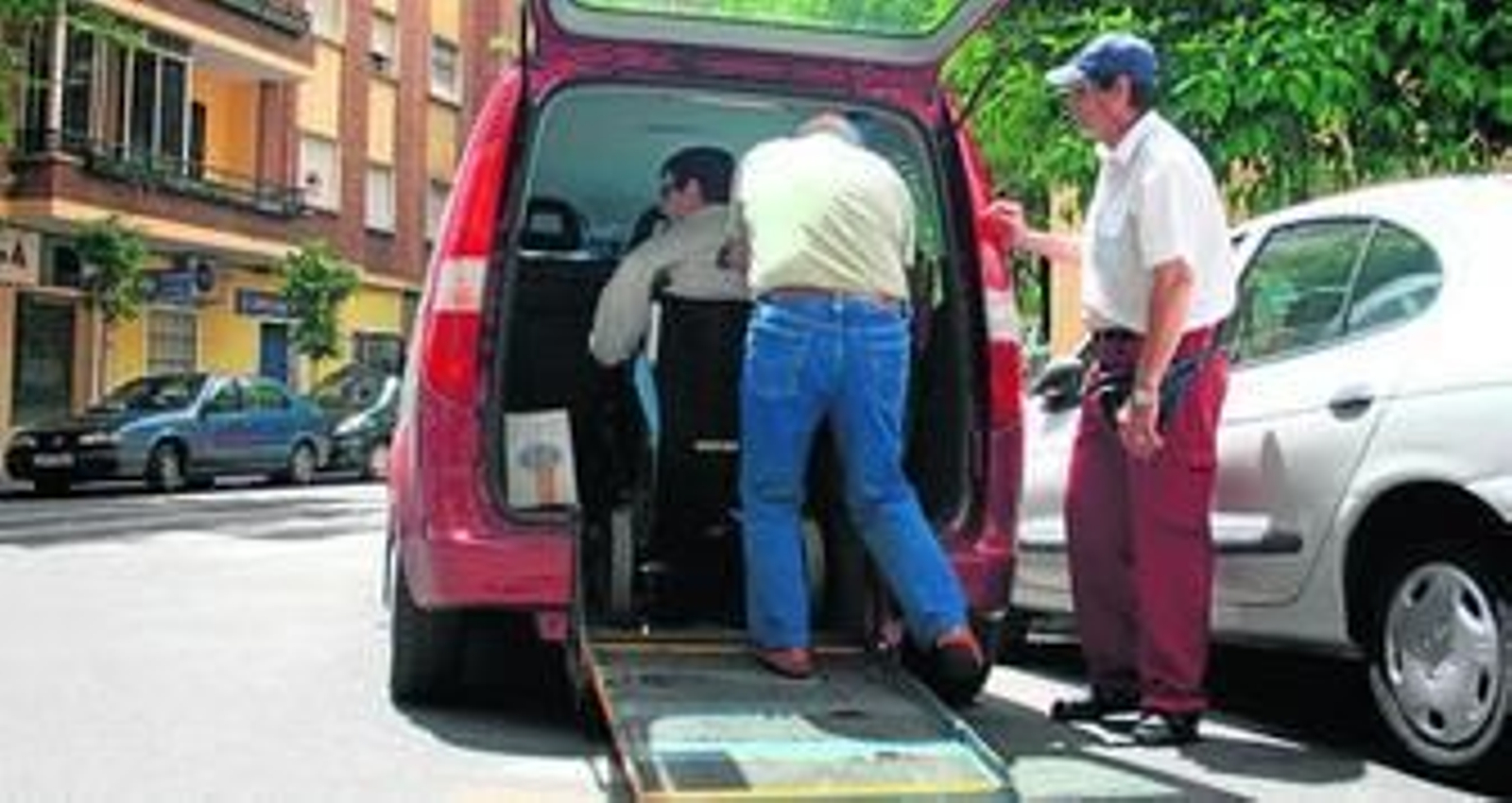 Un discapacitado físico requiere de asistencia para subir y bajar del vehículo.