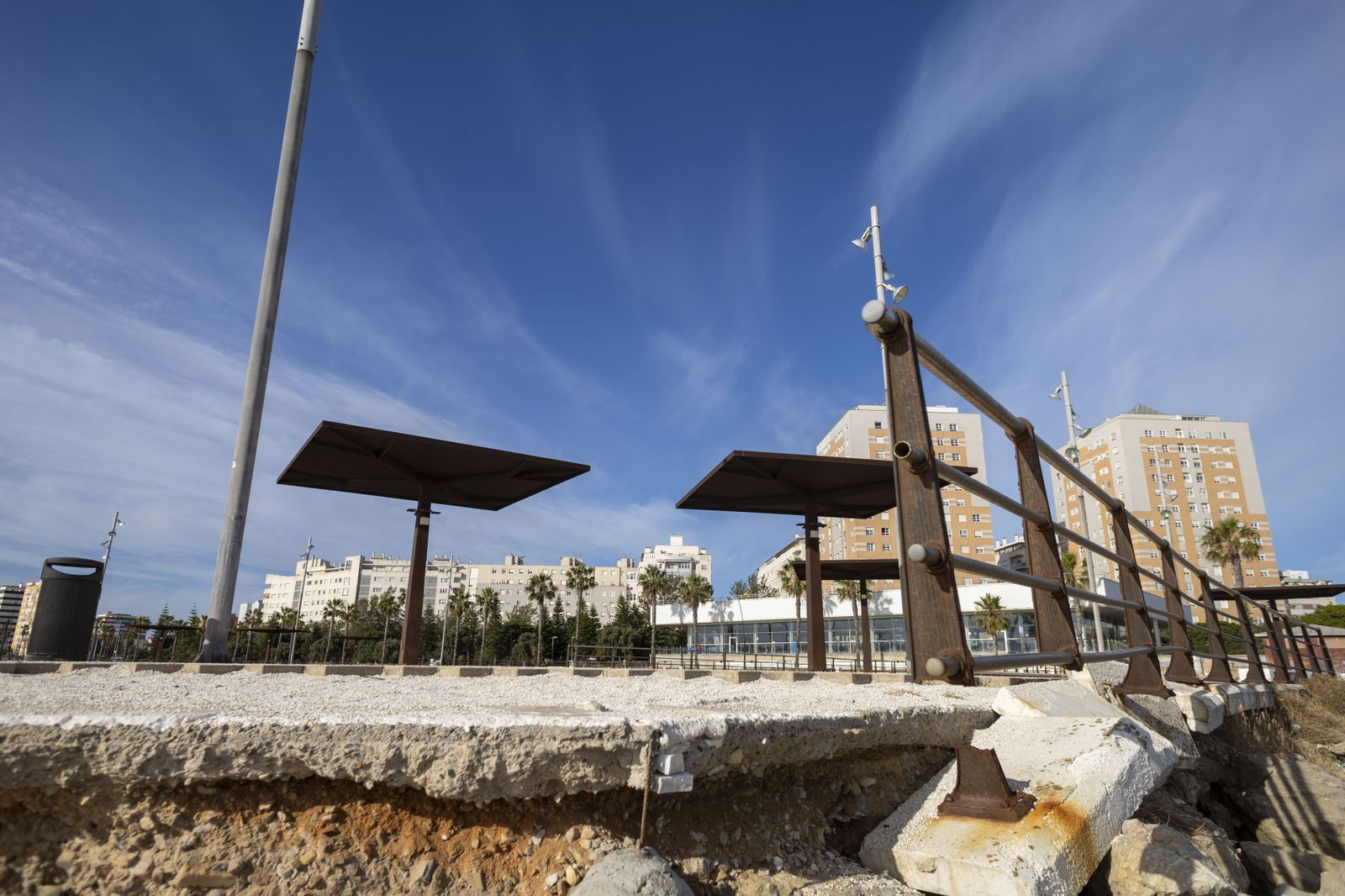 Barandilla rota en el Paseo de Astilleros.