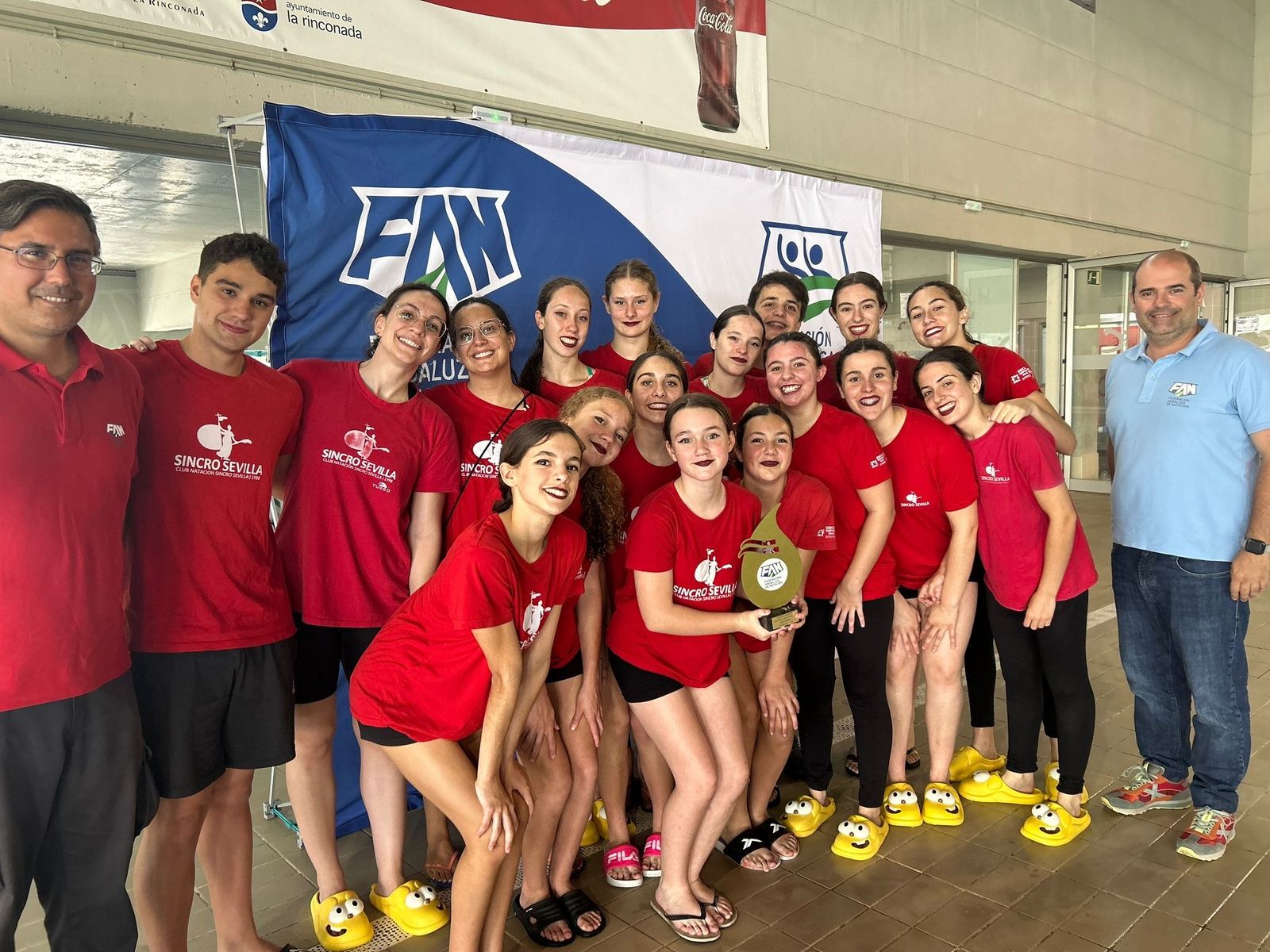 Deportistas del Club Natación Sincro Sevilla posan con el trofeo que les acredita como campeones de la Copa de Andalucía de Natación Artística