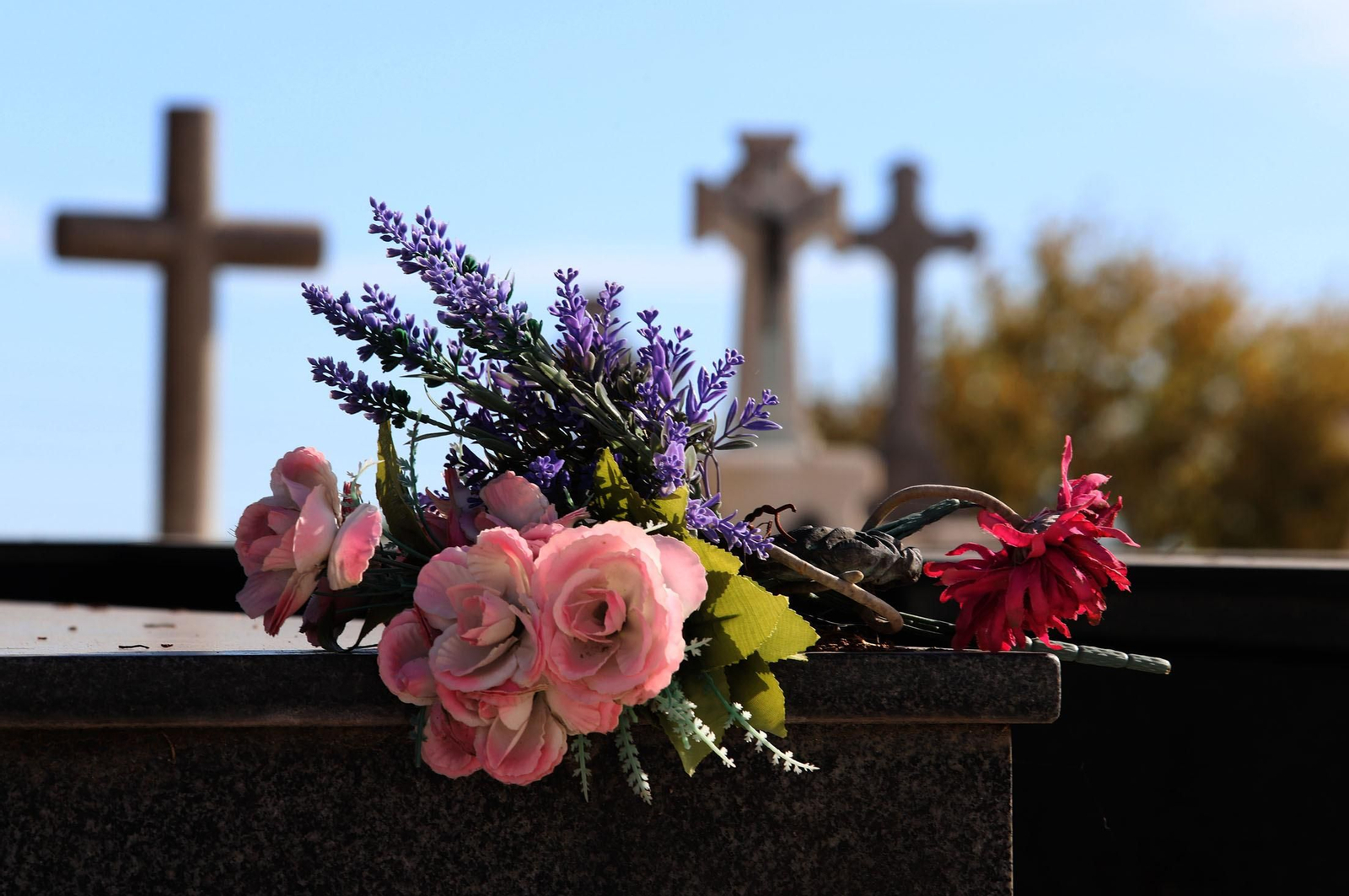 Flores sobre una tumba en el cementerio de Huelva.
