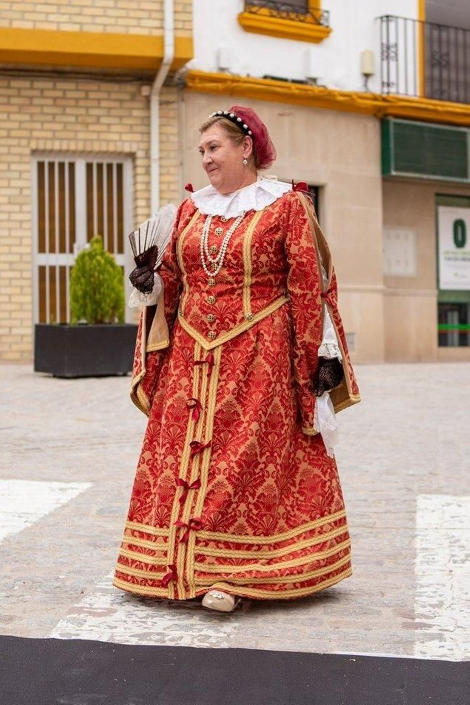 Desfile de los trajes renacentistas confeccionados por mujeres de Cazalilla.
