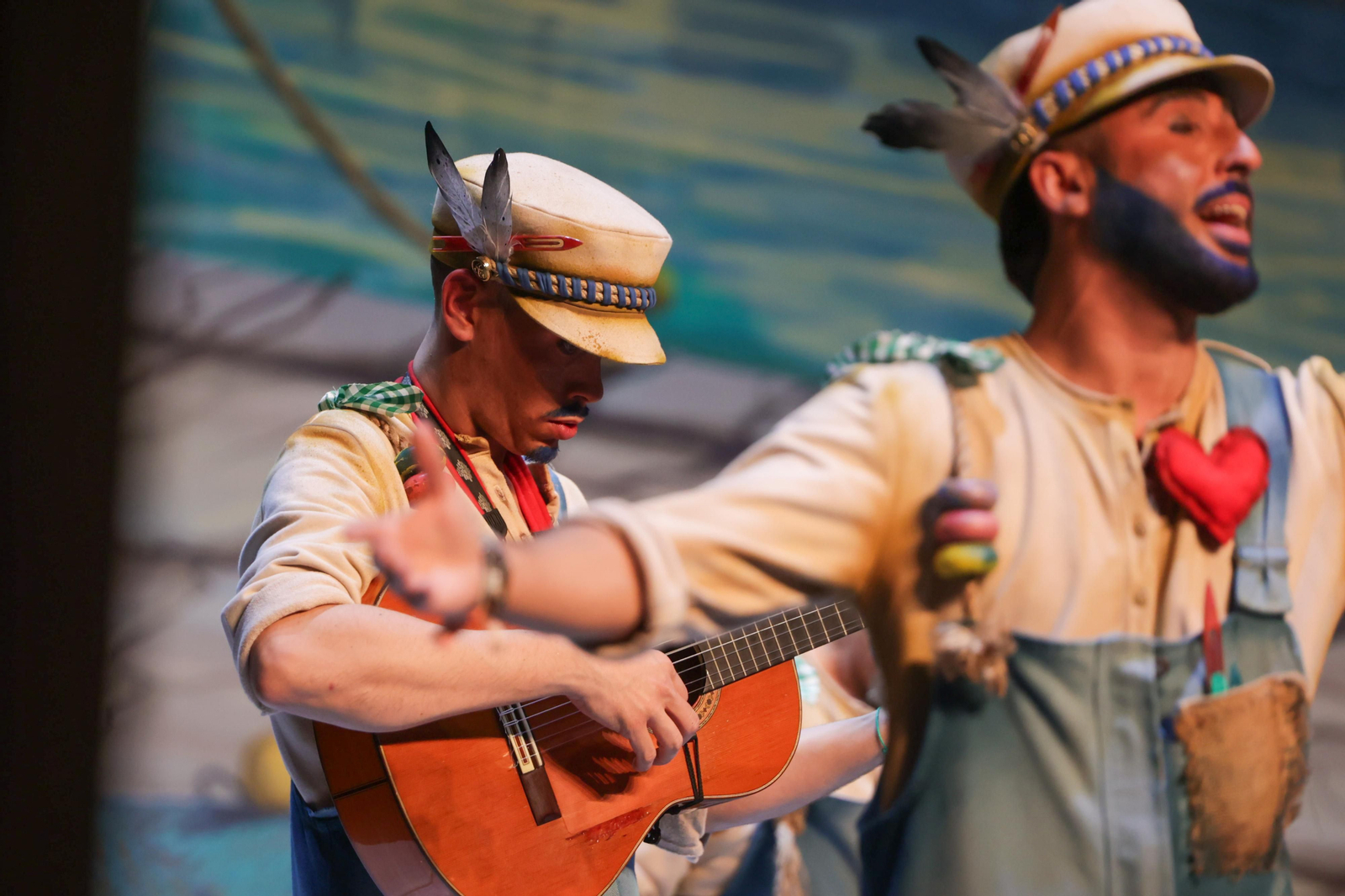 Imágenes de la actuación de la comparsa de Ayamonte "Los que manejan las redes" en las semifinales del Carnaval Colombino