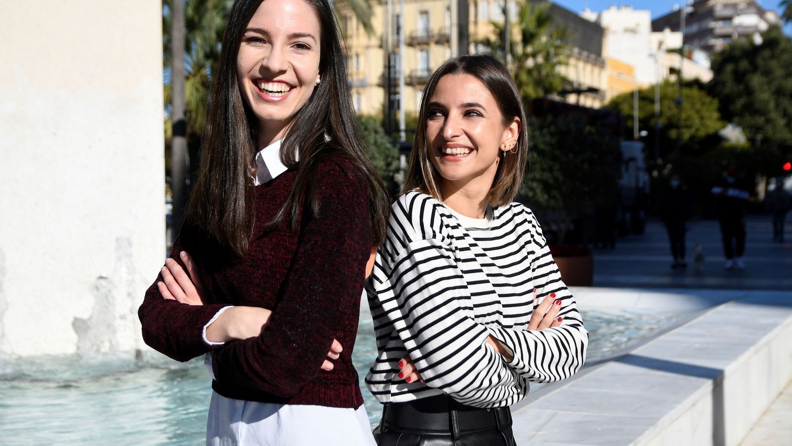 La dos jóvenes en la Plaza de las Velas de la capital