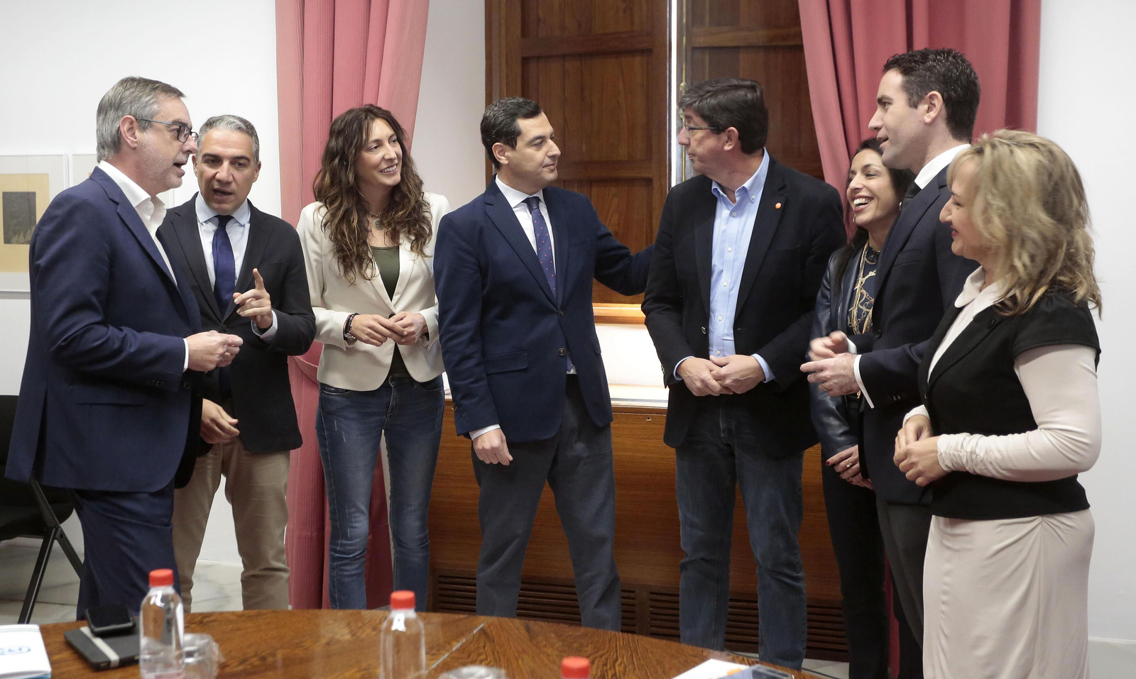 Juanma Moreno y Juan Marín, acompañados de dirigentes del PP-A y Ciudadanos.