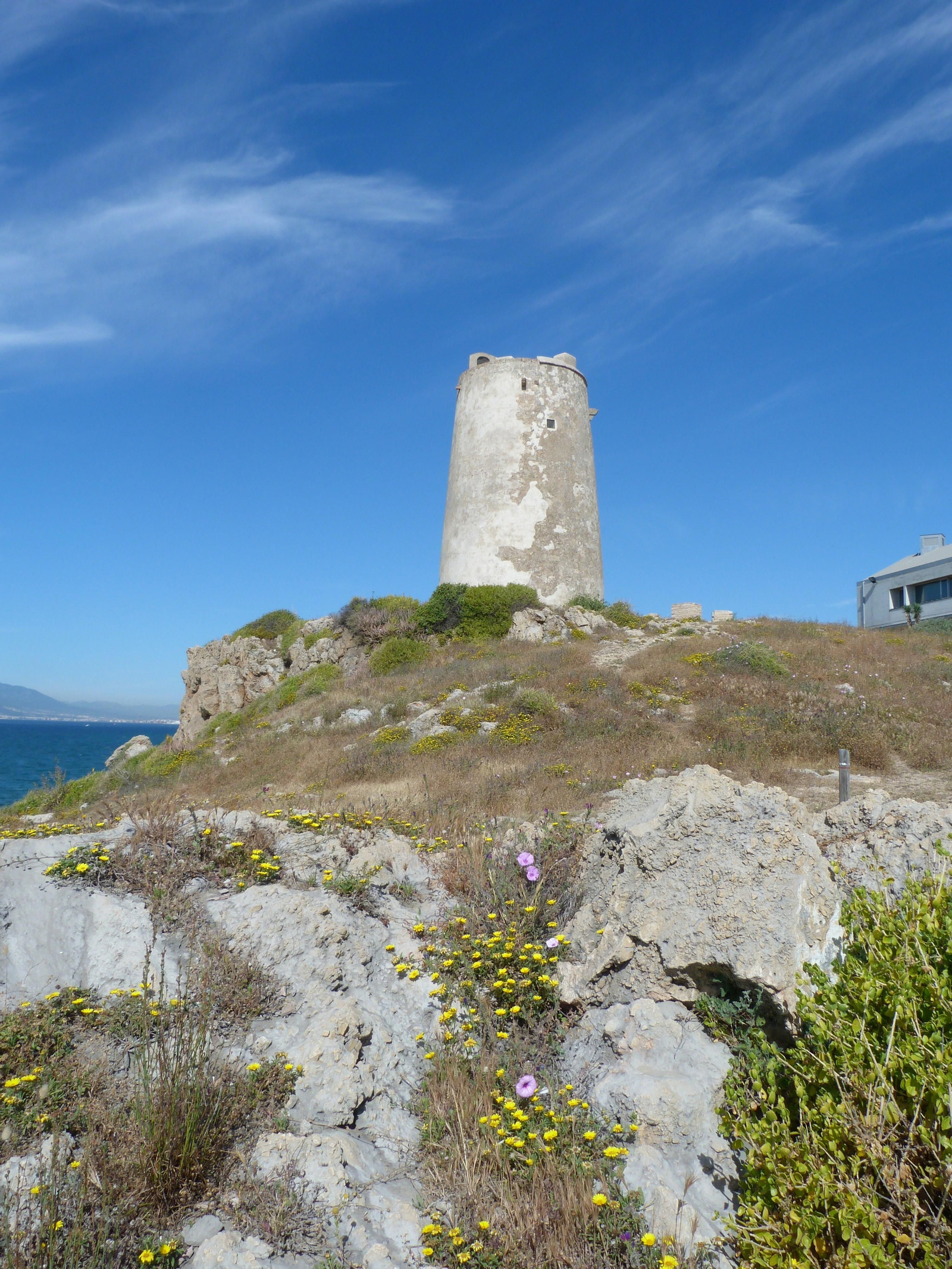 La torre de las Palomas casi marca la meta de la senda.