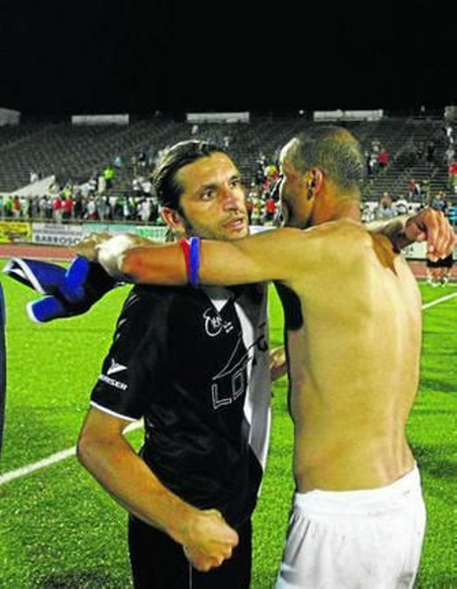 Chota (d), con su camiseta en la mano, y Alberto Merino se funden en un abrazo al término del partido copero de septiembre.