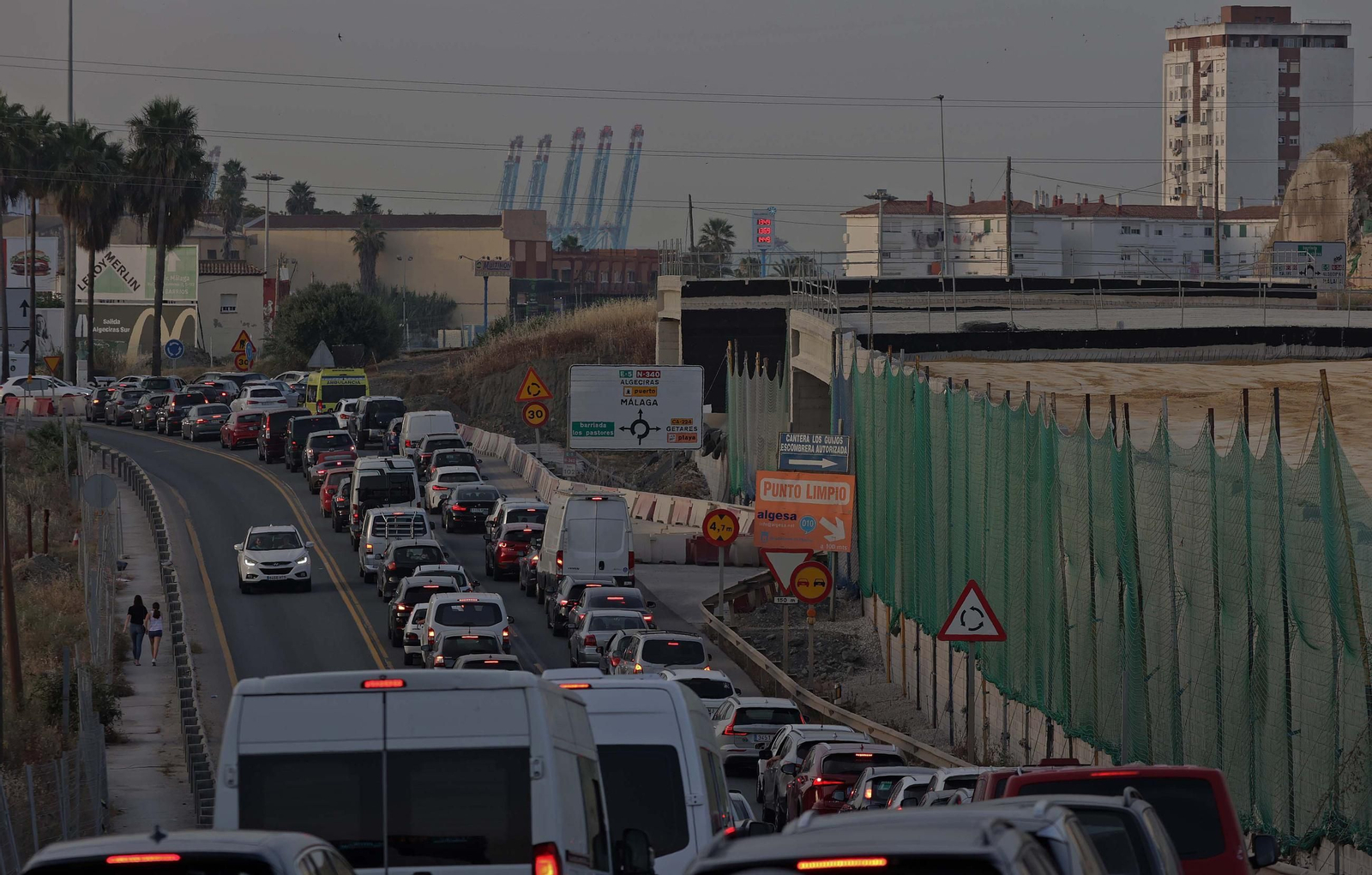 Fotos del colapso de tráfico en la N-340 por las obras del Acceso Sur de Algeciras
