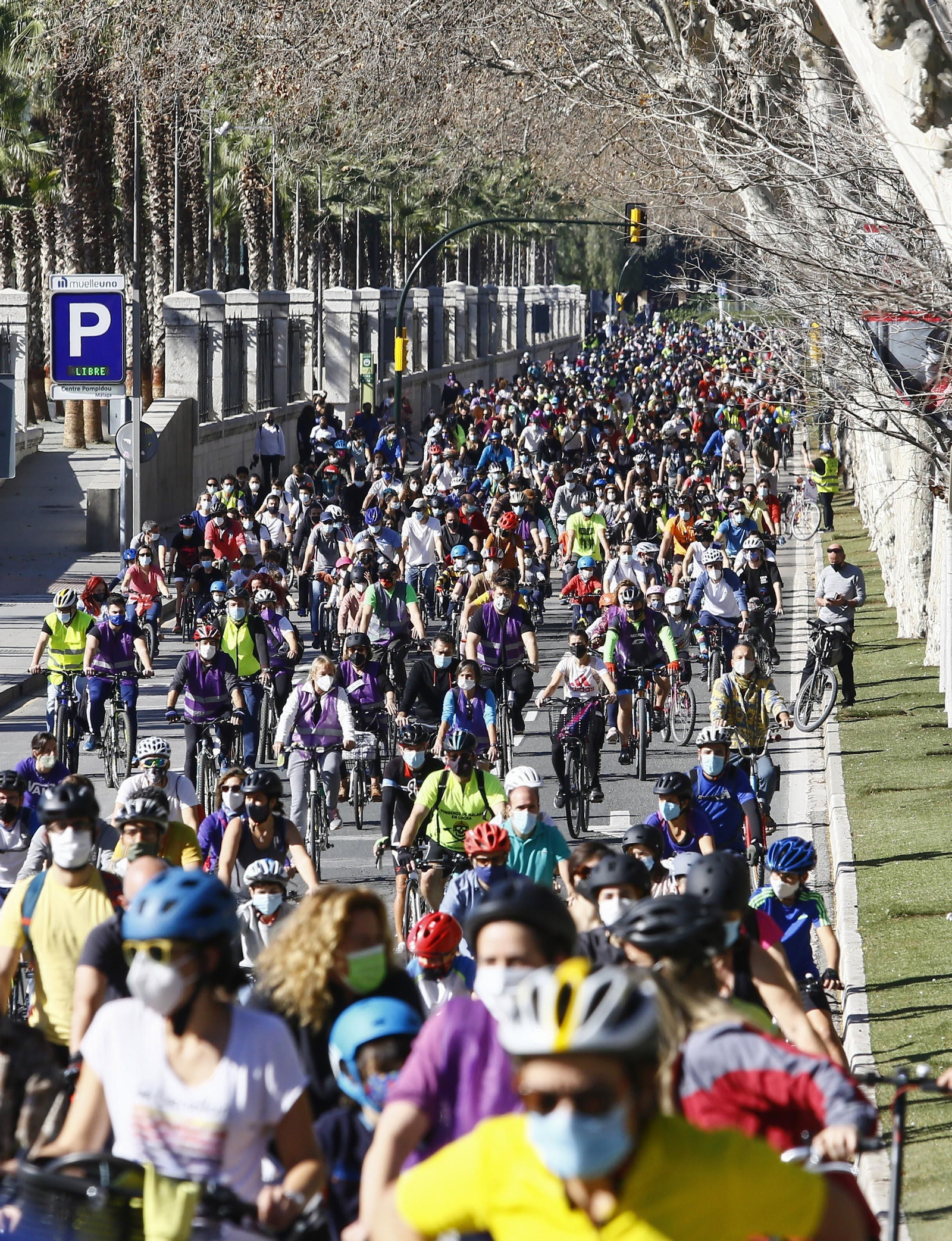 Fotos de la marcha de cientos de bicis en Málaga