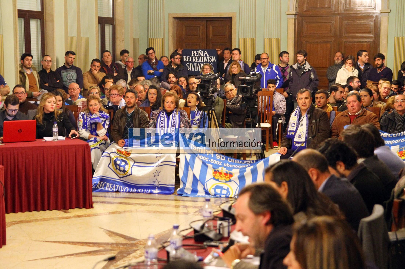 Imágenes del pleno en el ayuntamiento de Huelva para aprobar el pago de la deuda del Recre con Hacienda.