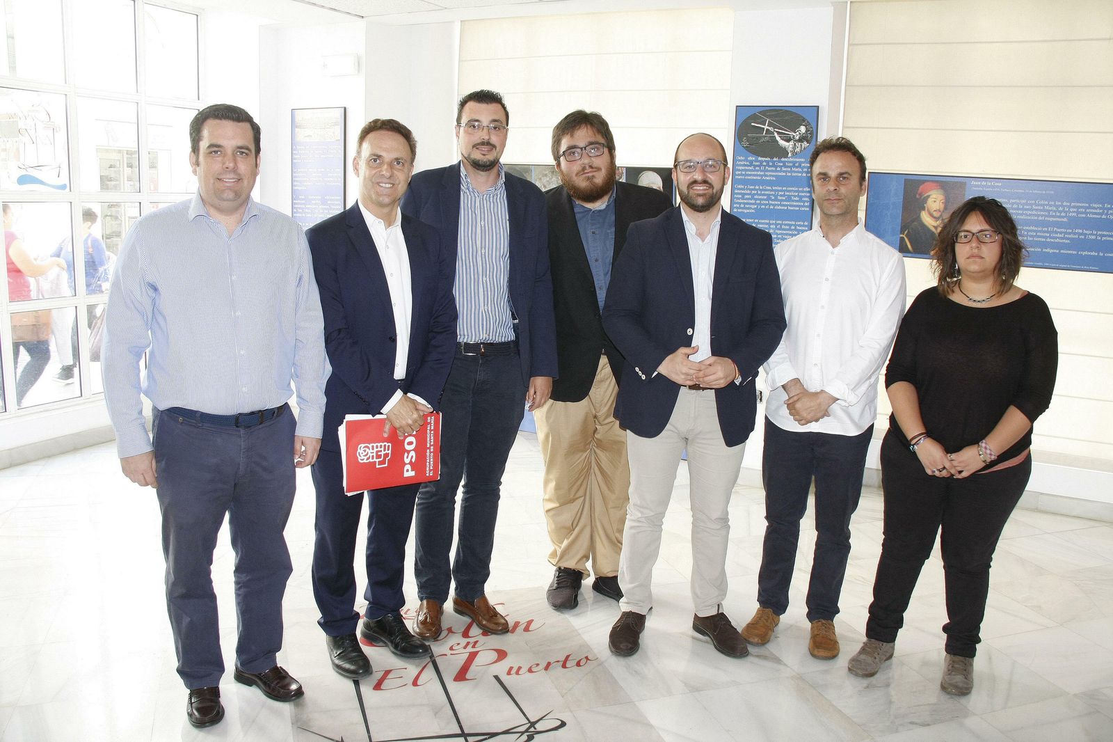 Los alcaldables participantes en el debate organizado por Radio Puerto y La FM, con los responsables de ambas emisoras de radio.