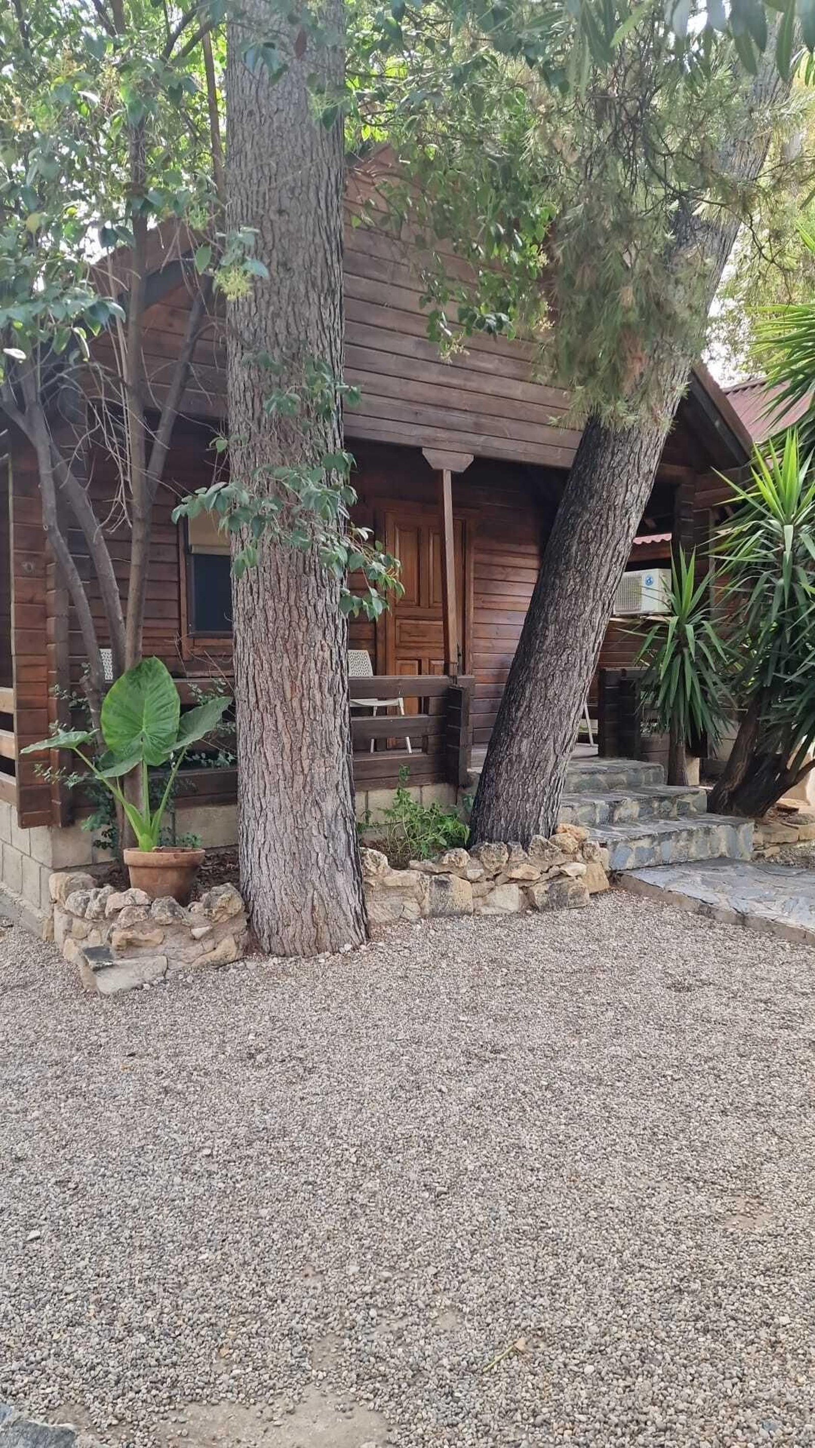 Entrada a una de las cabañas del balneario.